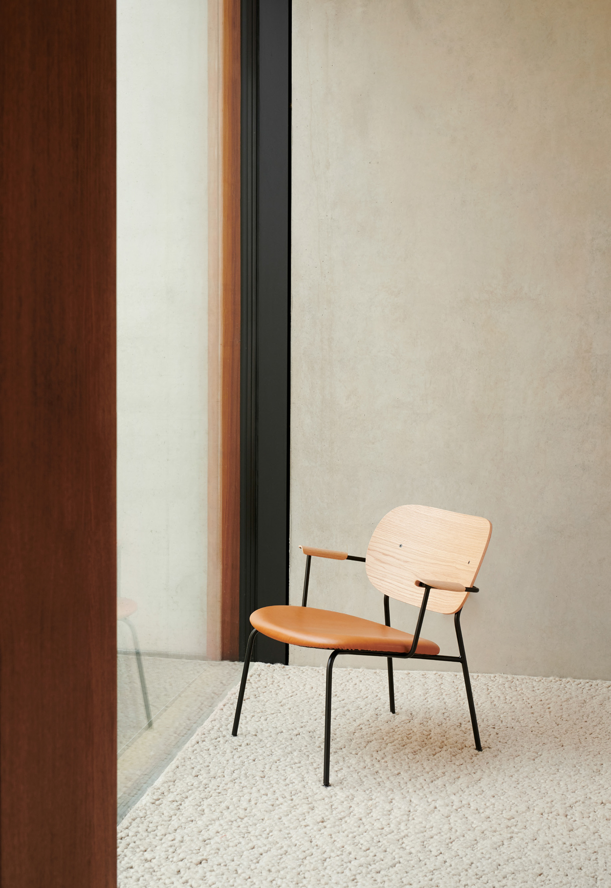 Het Scandinavische designmerk Menu combineert staal, houtbewerking en bekledingsvaardigheden in deze iconische Co Lounge Chair.