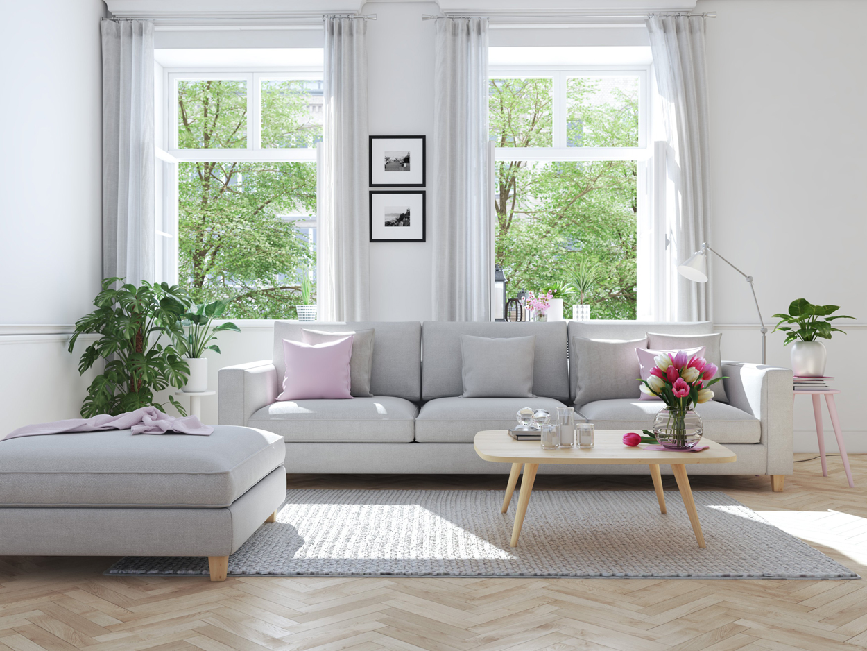 Een lichte eikenhouten vloer staat mooi in een trendy Scandinavisch interieur.