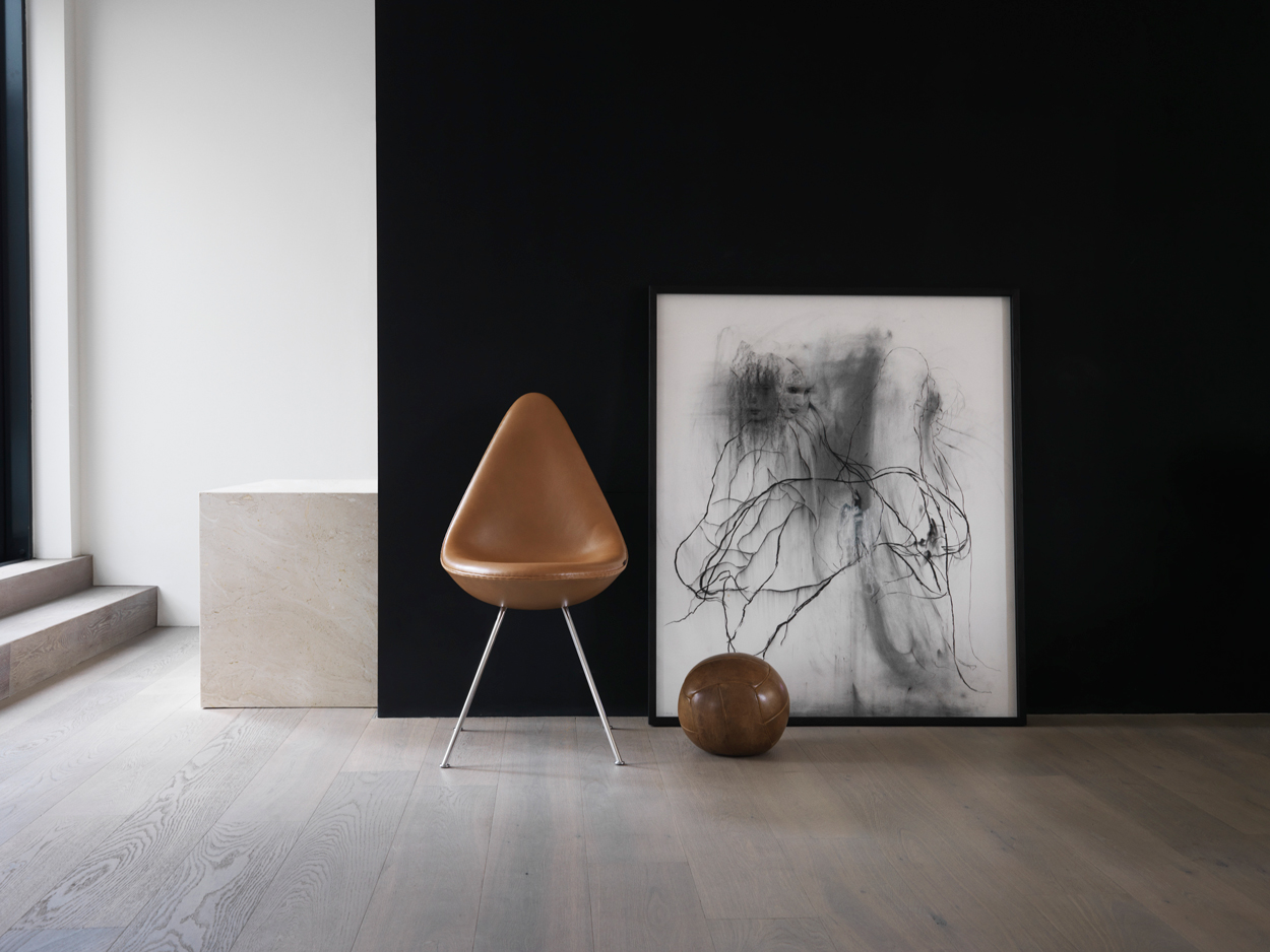 Het tijdloze design van de vrolijke Drop Chair van het Deense Fritz Hansen past helemaal in een vriendelijk interieur. De bruine bekleding van leer maakt de stoel nog bijzonderder. 