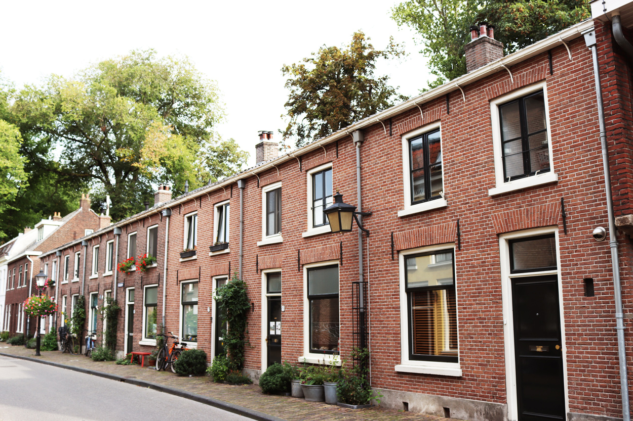 Je woning verkoopklaar maken: laat je woning taxeren door een betrouwbare makelaar uit de omgeving.