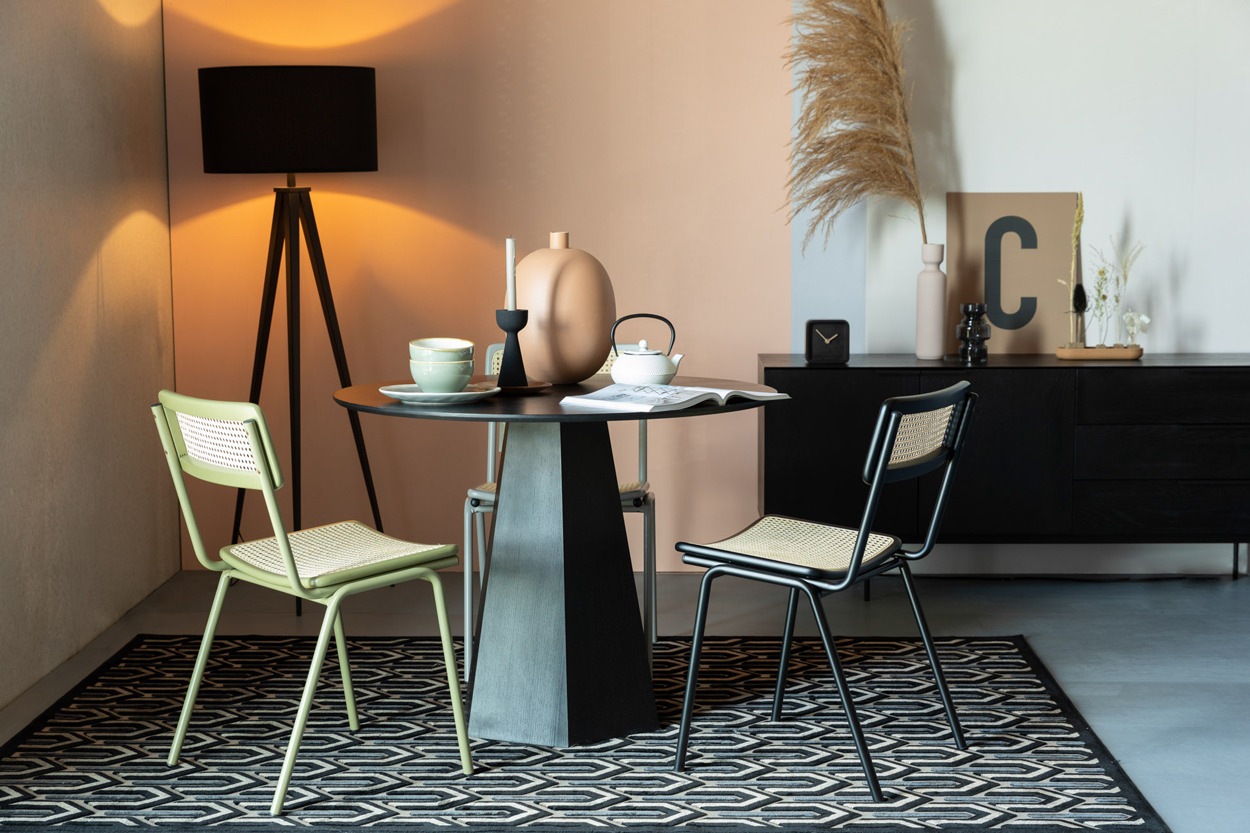 Ga je voor zwarte eetkamerstoelen of heb je liever een andere kleur? De Zuiver Jort stoel is verkrijgbaar in drie mooie kleuren zwart, grijs en groen.