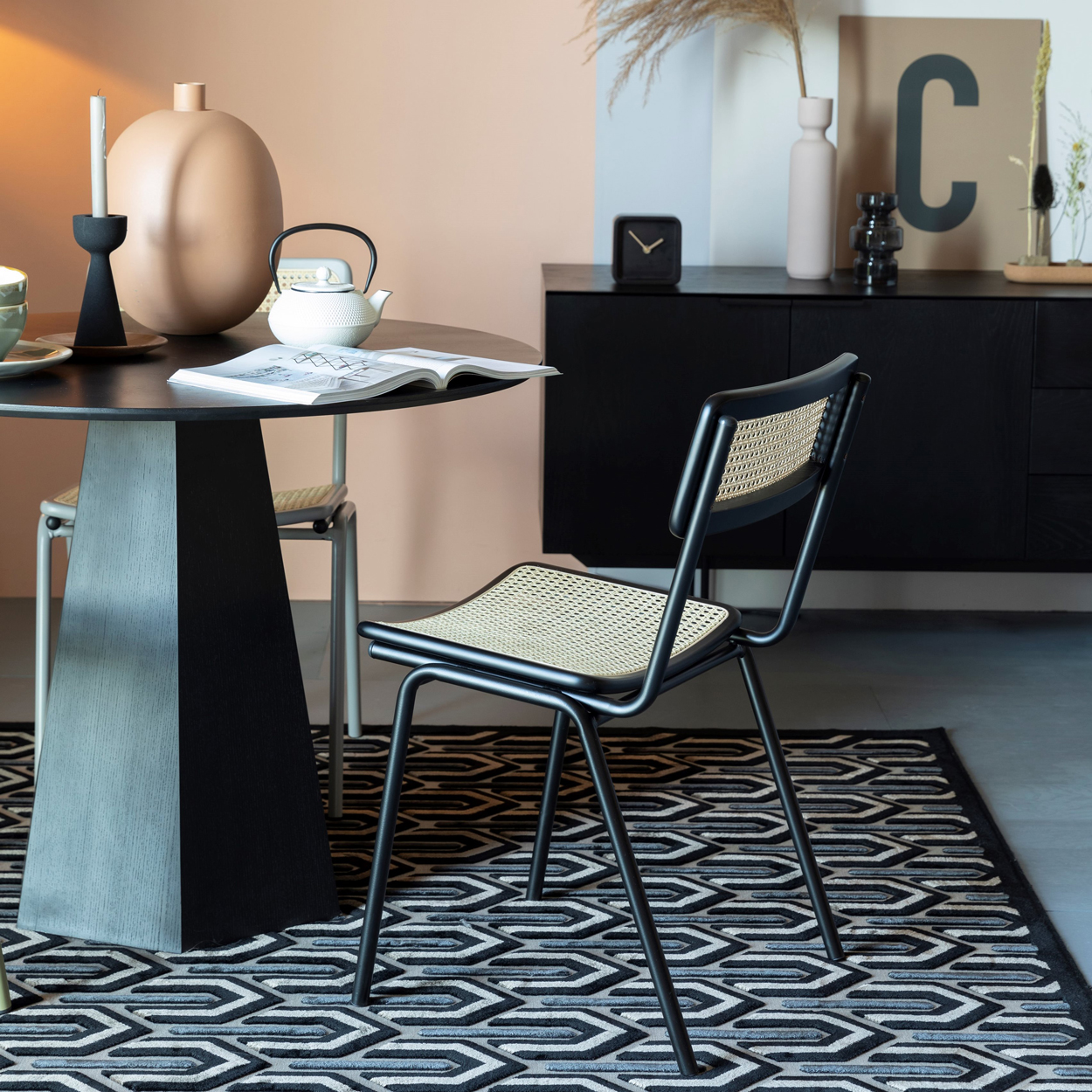 De Jort eetkamerstoel heeft een mix van modern design en klassieke elementen en staat hierdoor prachtig in veel interieurs.