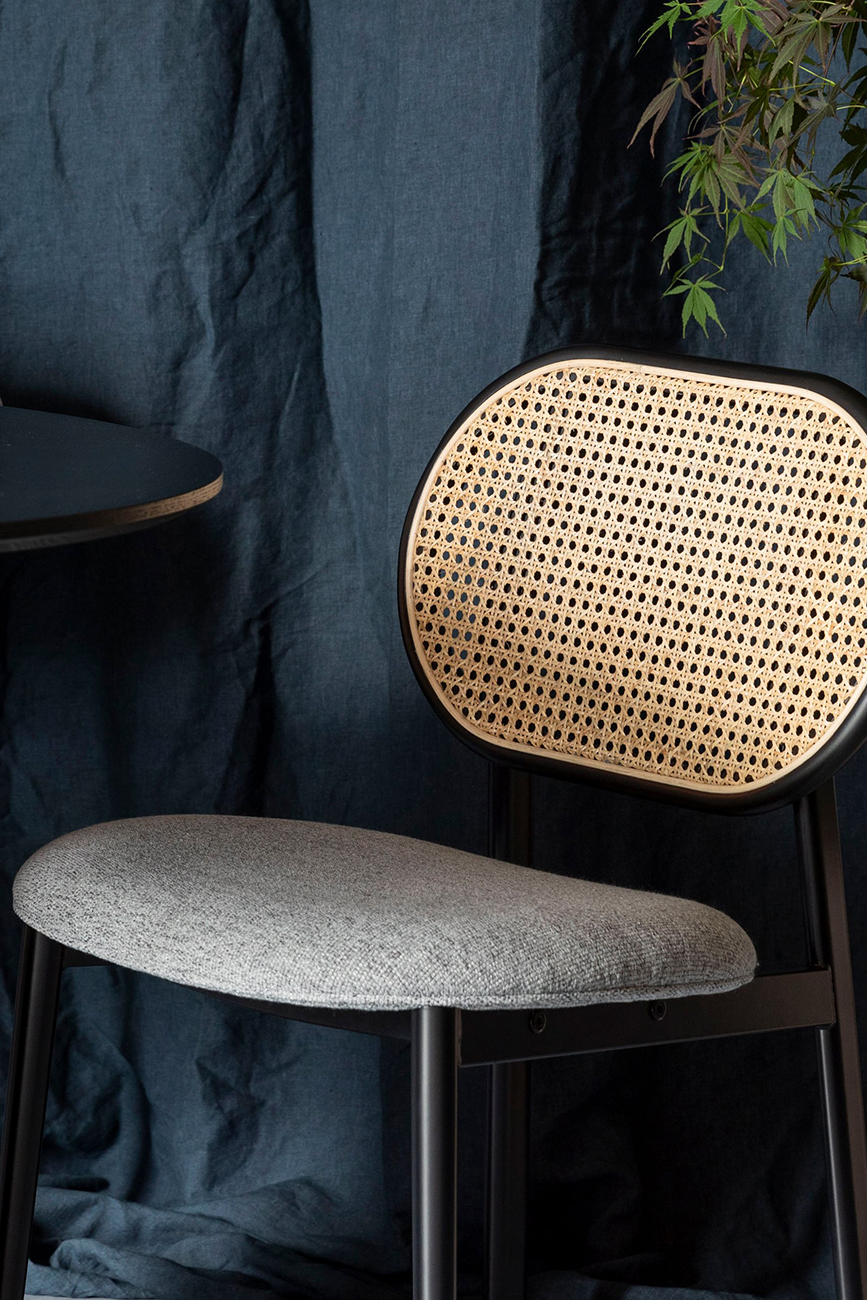 De Zuiver Spike eetkamerstoel geven een moderne twist aan de klassiek Oosters meubeldesign.