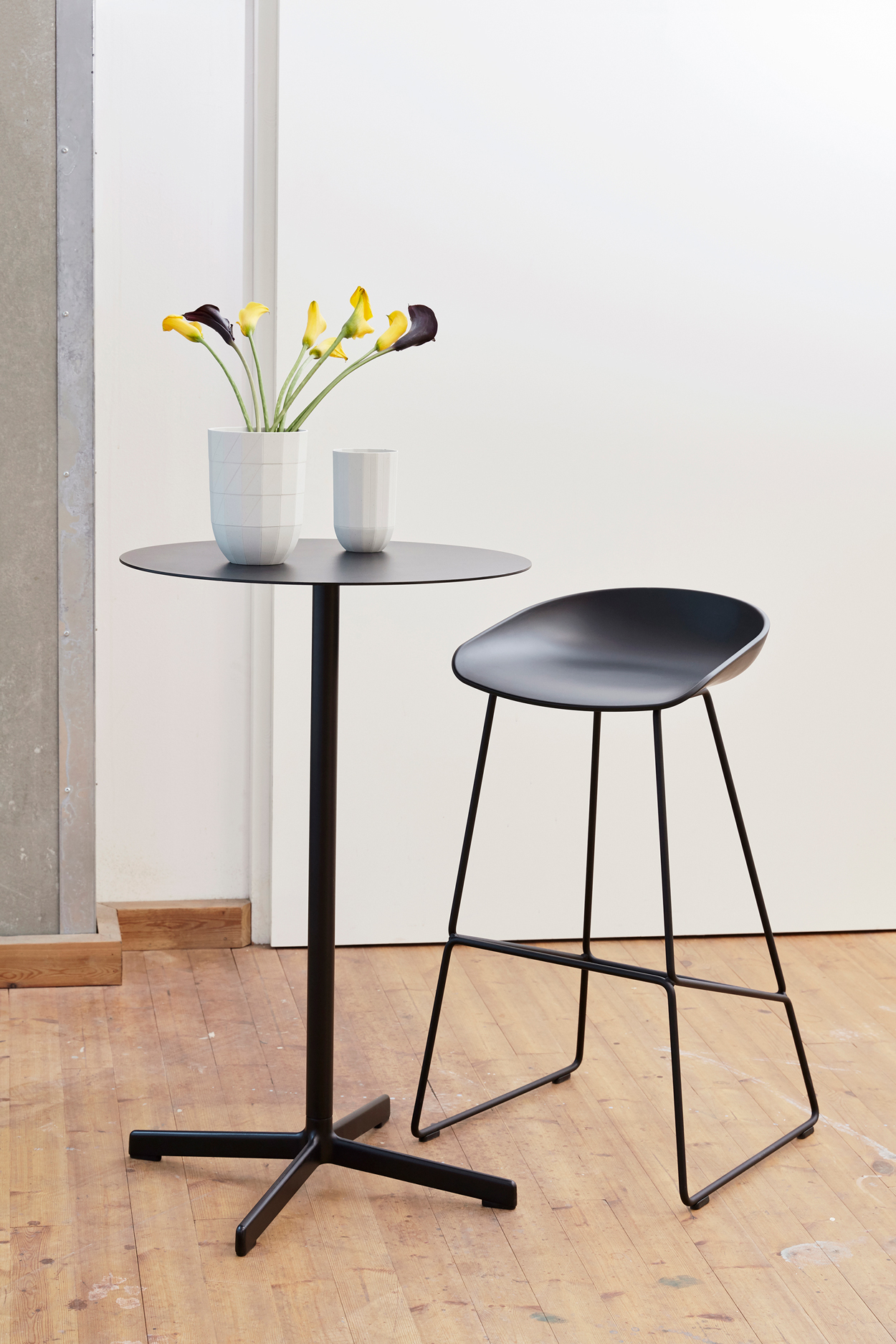 Creëer een minimalistische zit- staplek met een hoge ronde tafel en de HAY AAS 39 barstoel.