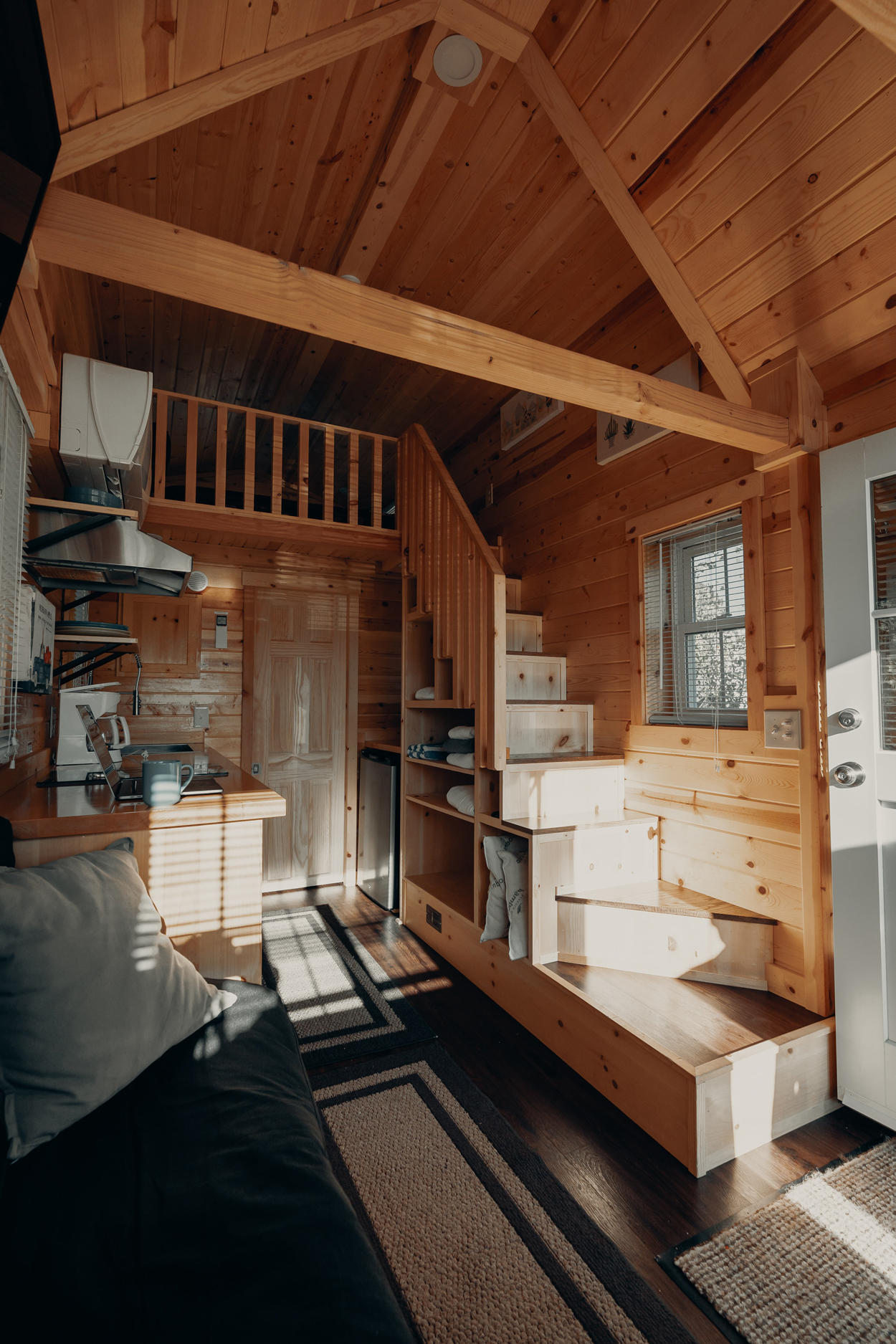 Een hout interieur van een Tiny Home. Een efficiënte indeling is erg belangrijk om comfort te creëeren. 