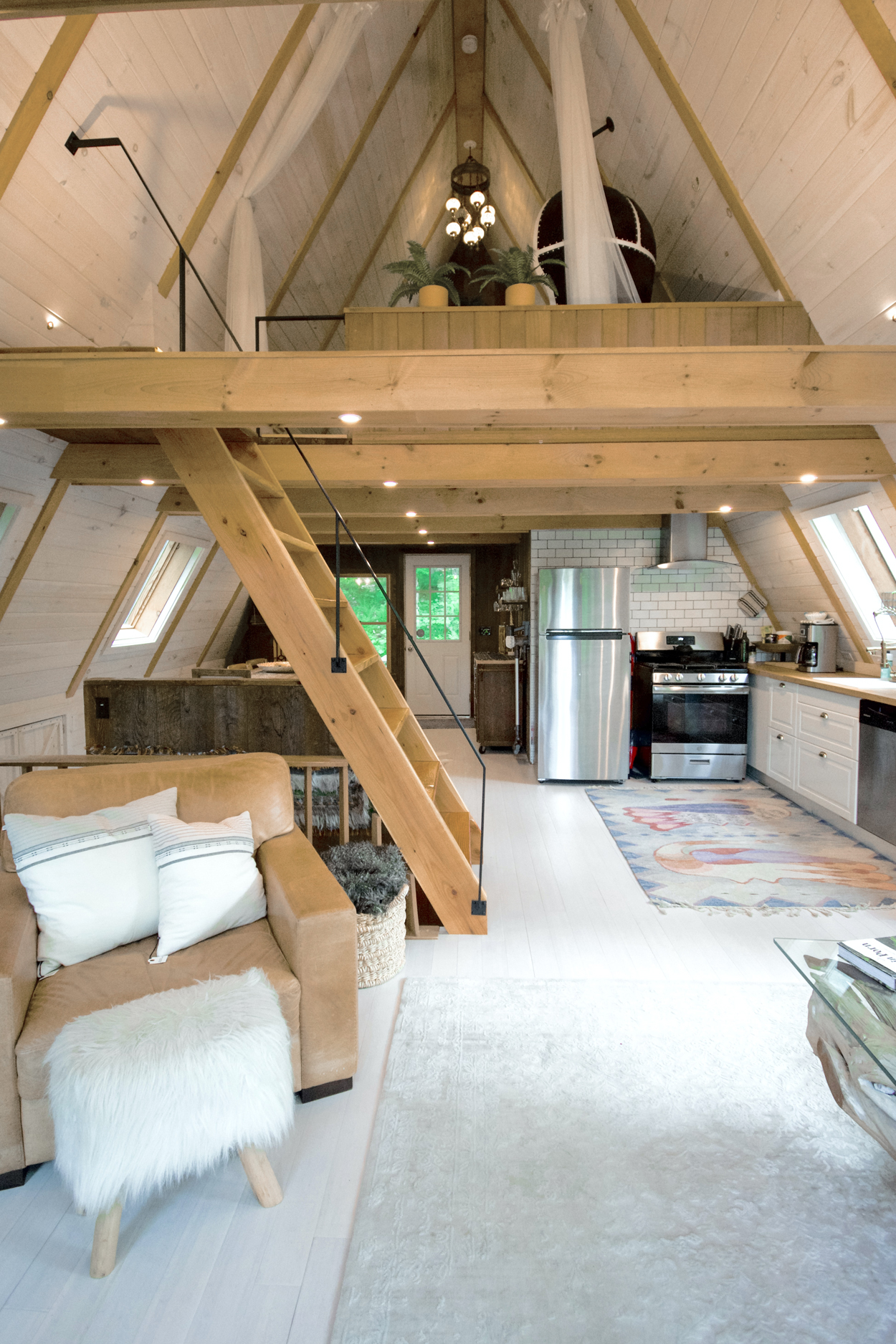 Veel Tiny Houses hebben gewoon twee verdiepingen. Op de eerste etage of vide bevindt zich een kleine slaapkamer. 