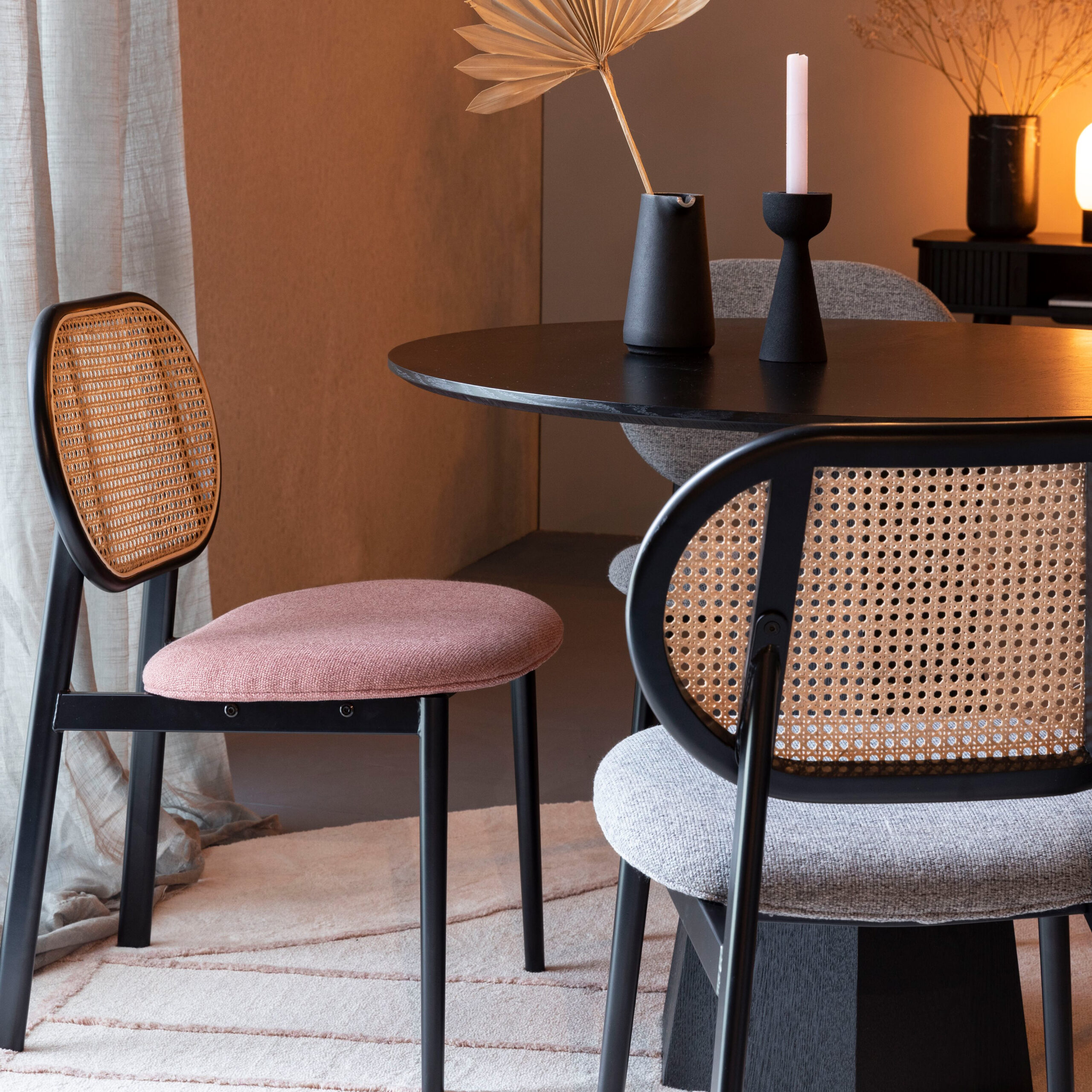 De Spike eetkamerstoel is verkrijgbaar met een roze of grijs zitkussen.