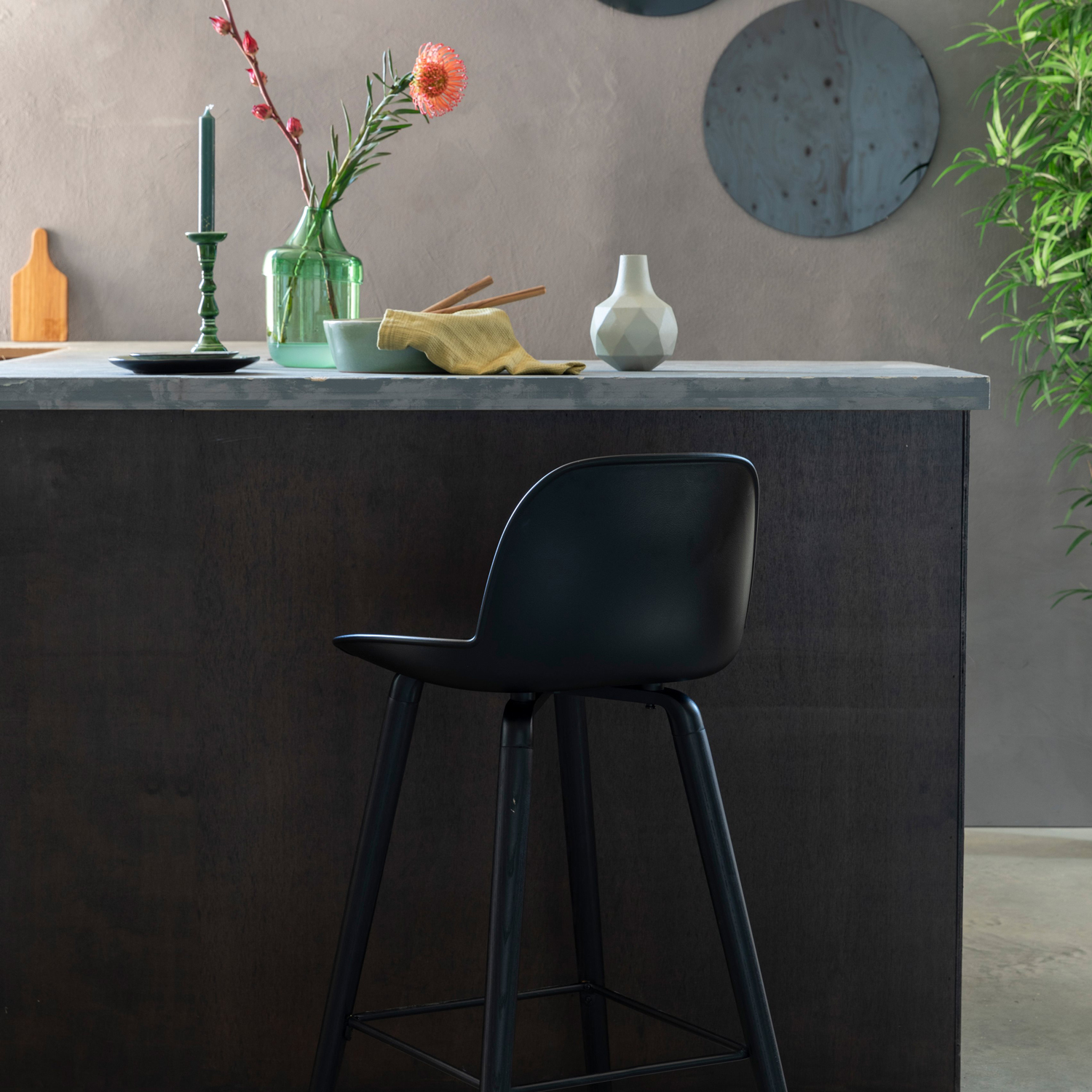 Creëer een stijlvol tintje aan je keukeneiland met de zwarte barstoel Albert Kuip van het merk Zuiver.