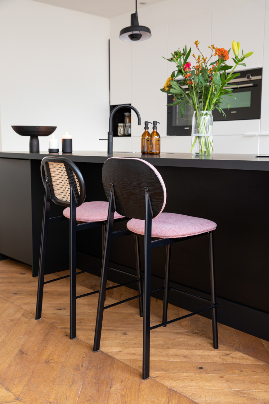 De Spike stoel past ook bij een moderne donkere keuken. Met roze bekleding geven de barstoelen ook wat kleur aan je keuken.