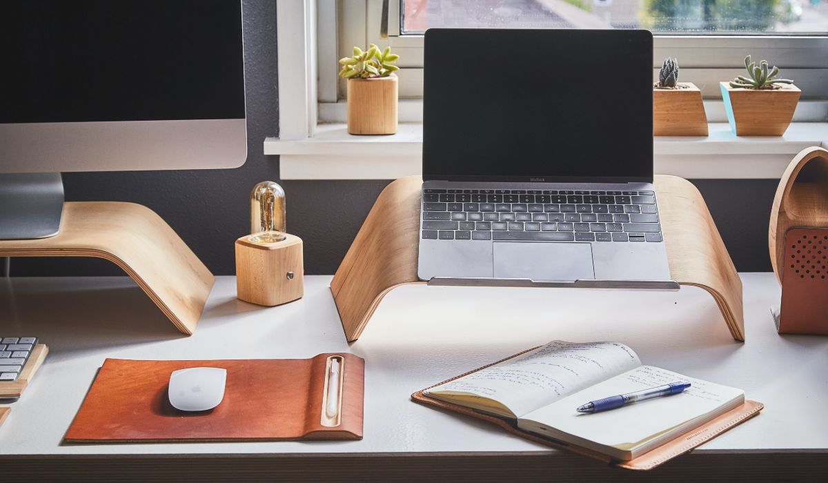 Een laptopstandaard zorgt ervoor dat je geen nekklachten krijgt door omlaag te kijken.