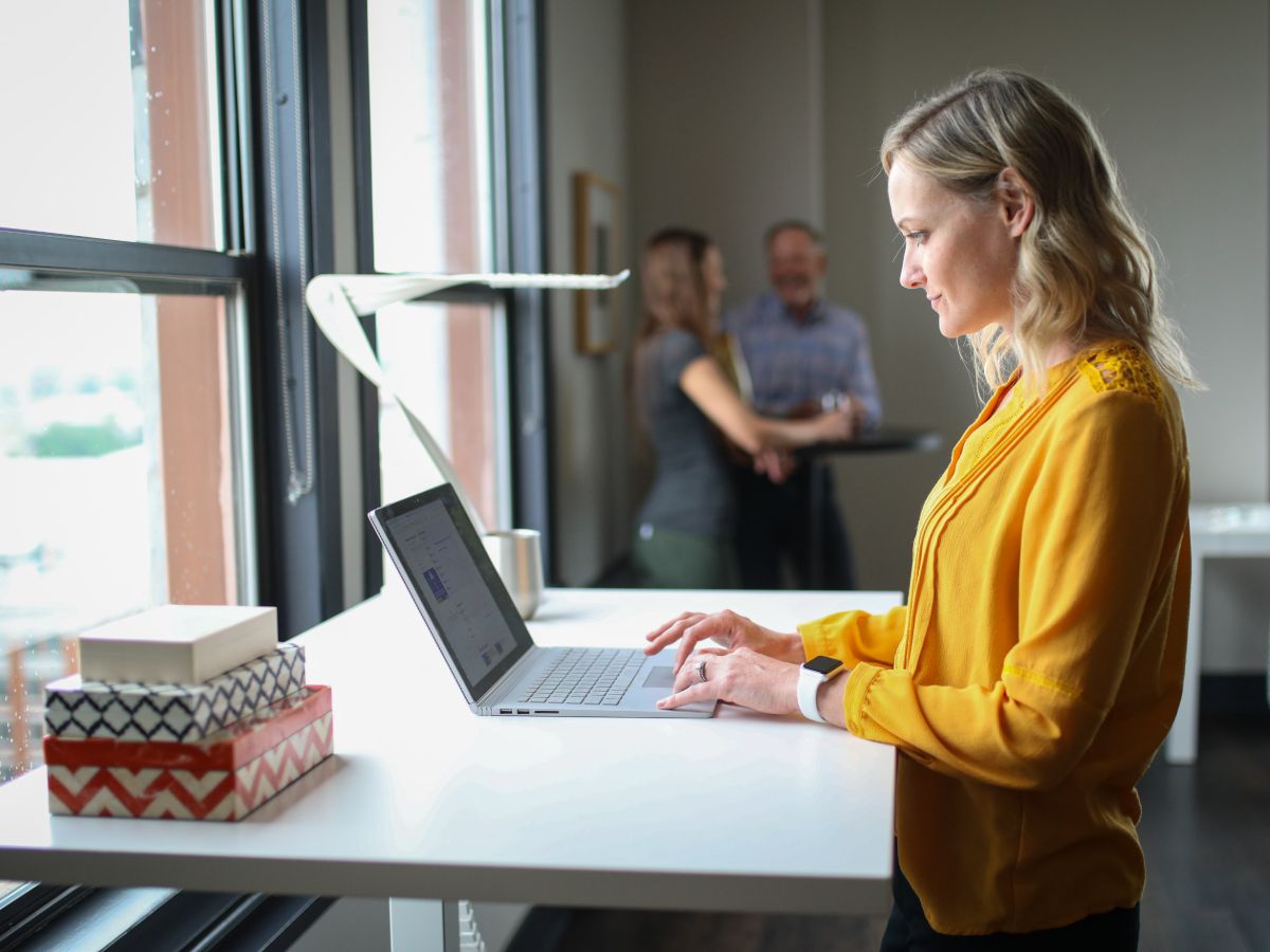 Om het uur even staan achter je bureau is goed voor je gezondheid.