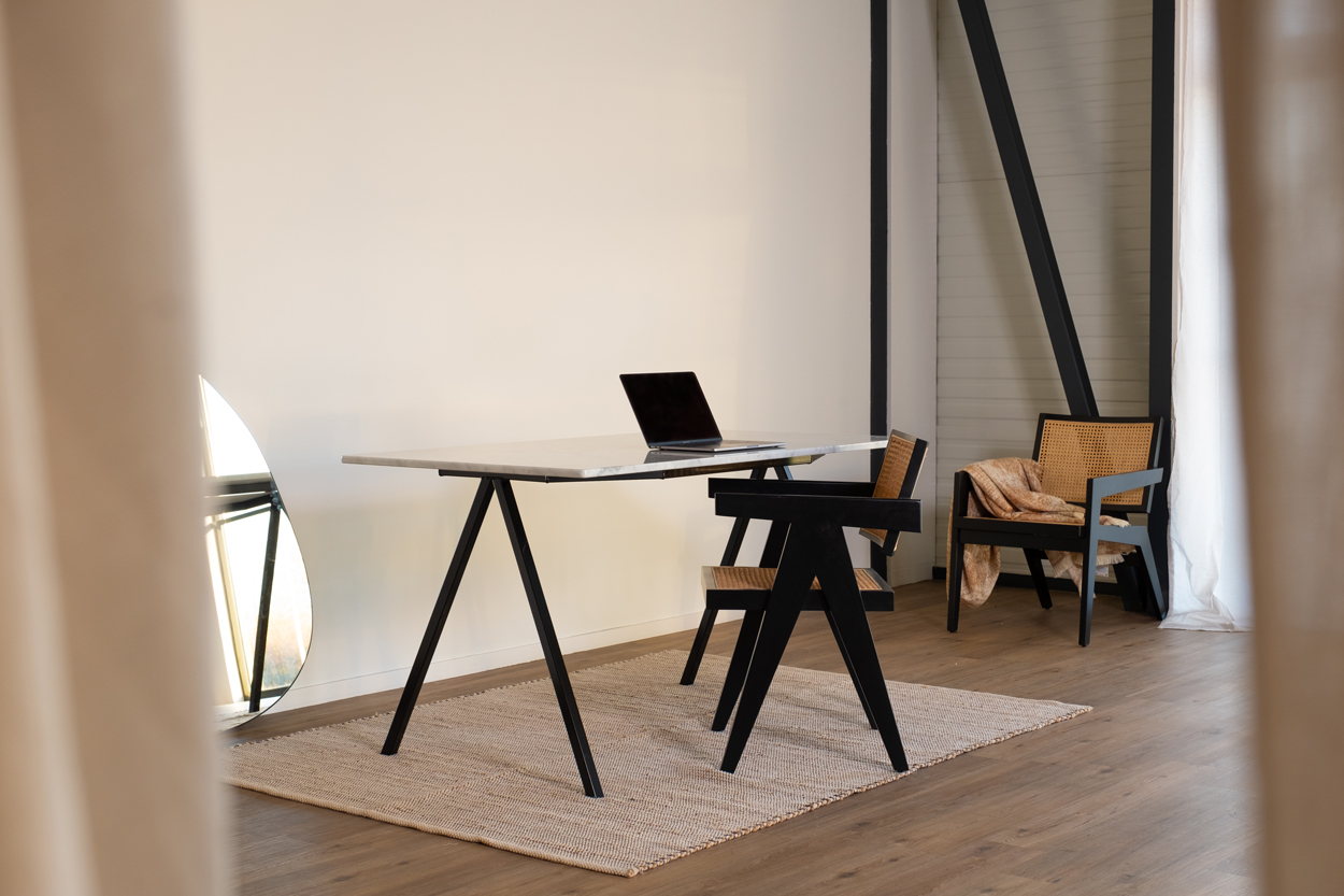 Combineer een wit marmeren bureau met natuurlijke materialen zoals hout of rotan voor een neutrale chique look.