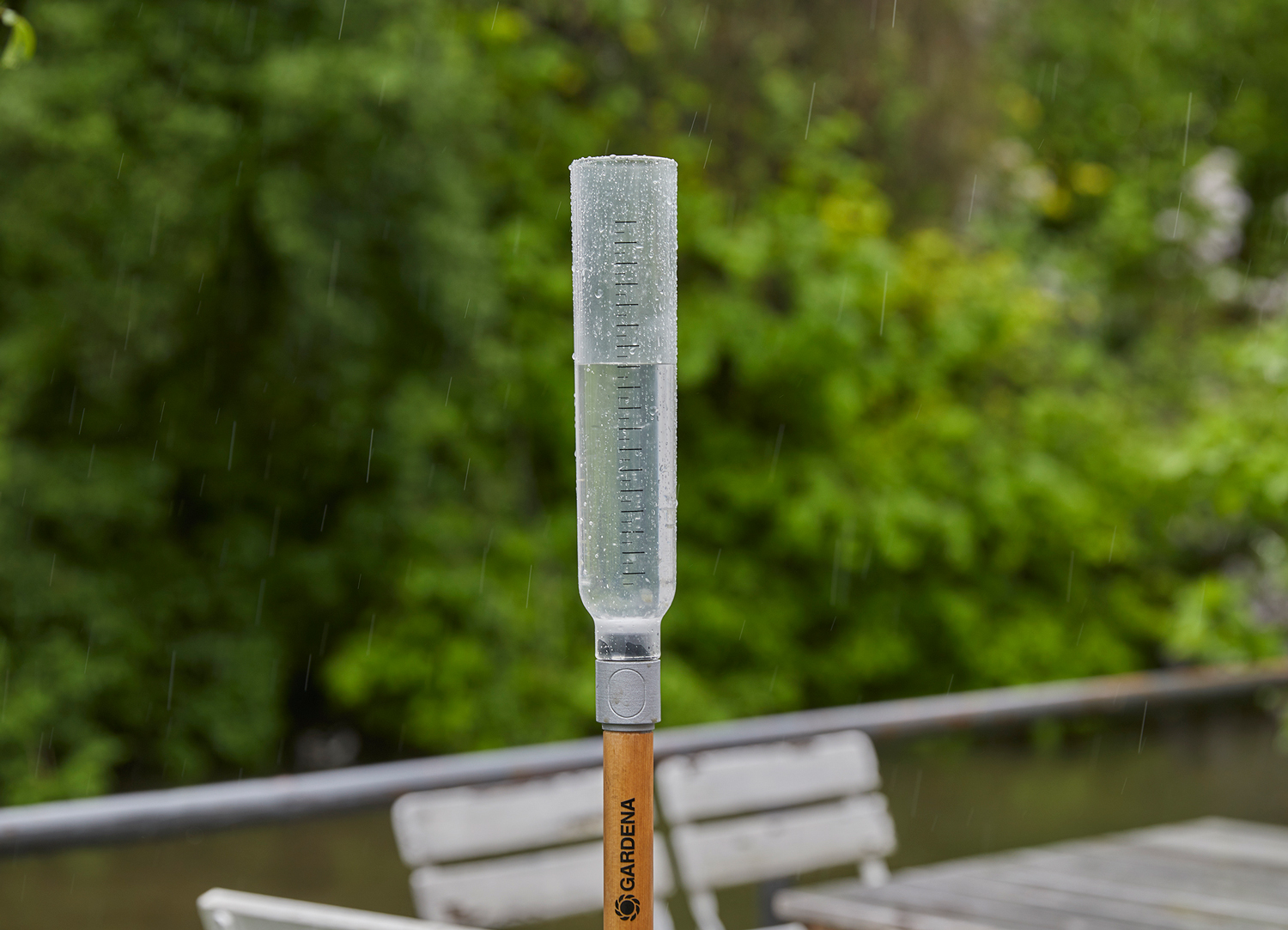 Benieuwd hoeveel het heeft geregend? De Gardena neerslagmeter laat zien of je tuin extra water nodig heeft.