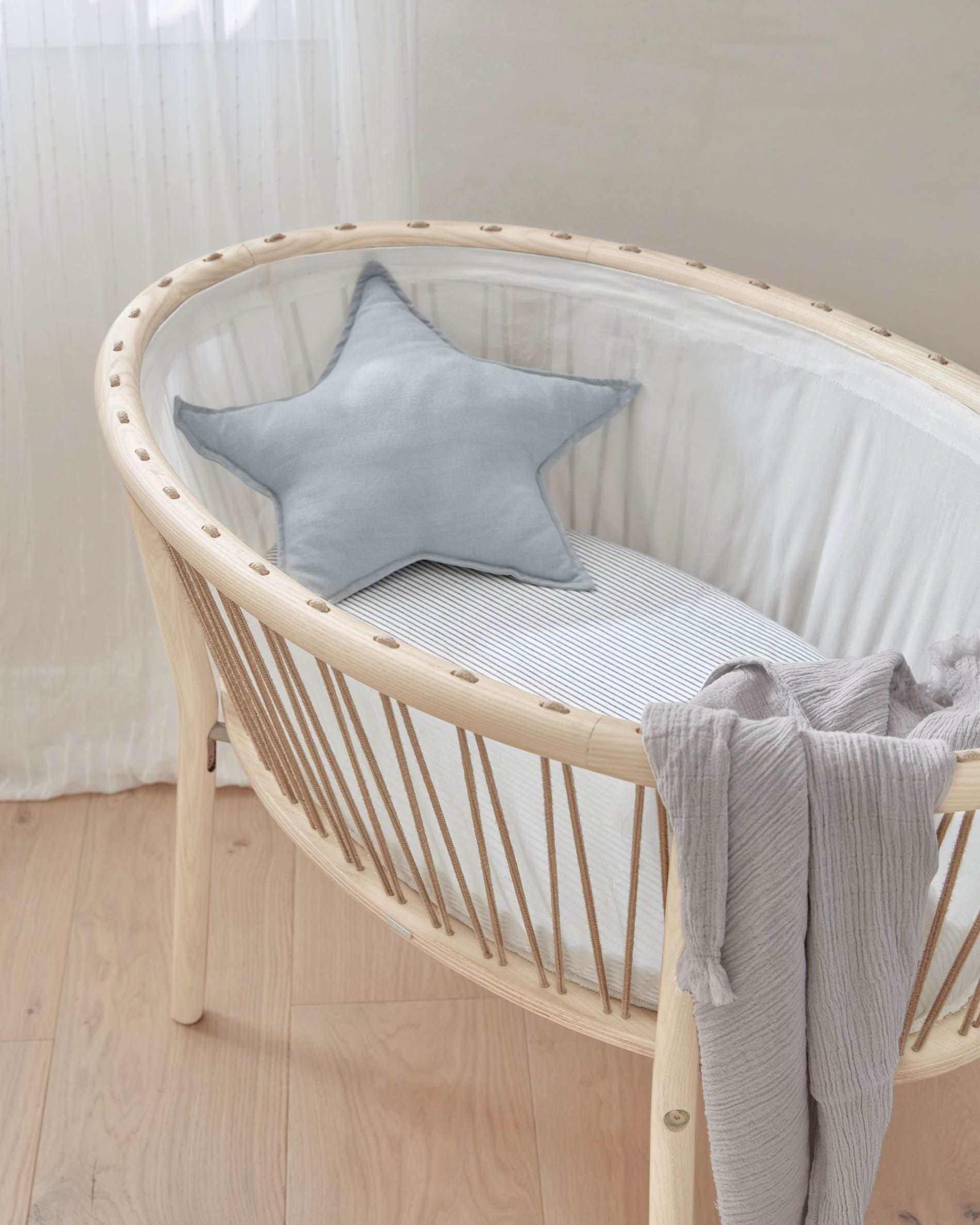 Een minimalistisch en neutraal wiegje dat uitstekend past in een Scandinavische babykamer.