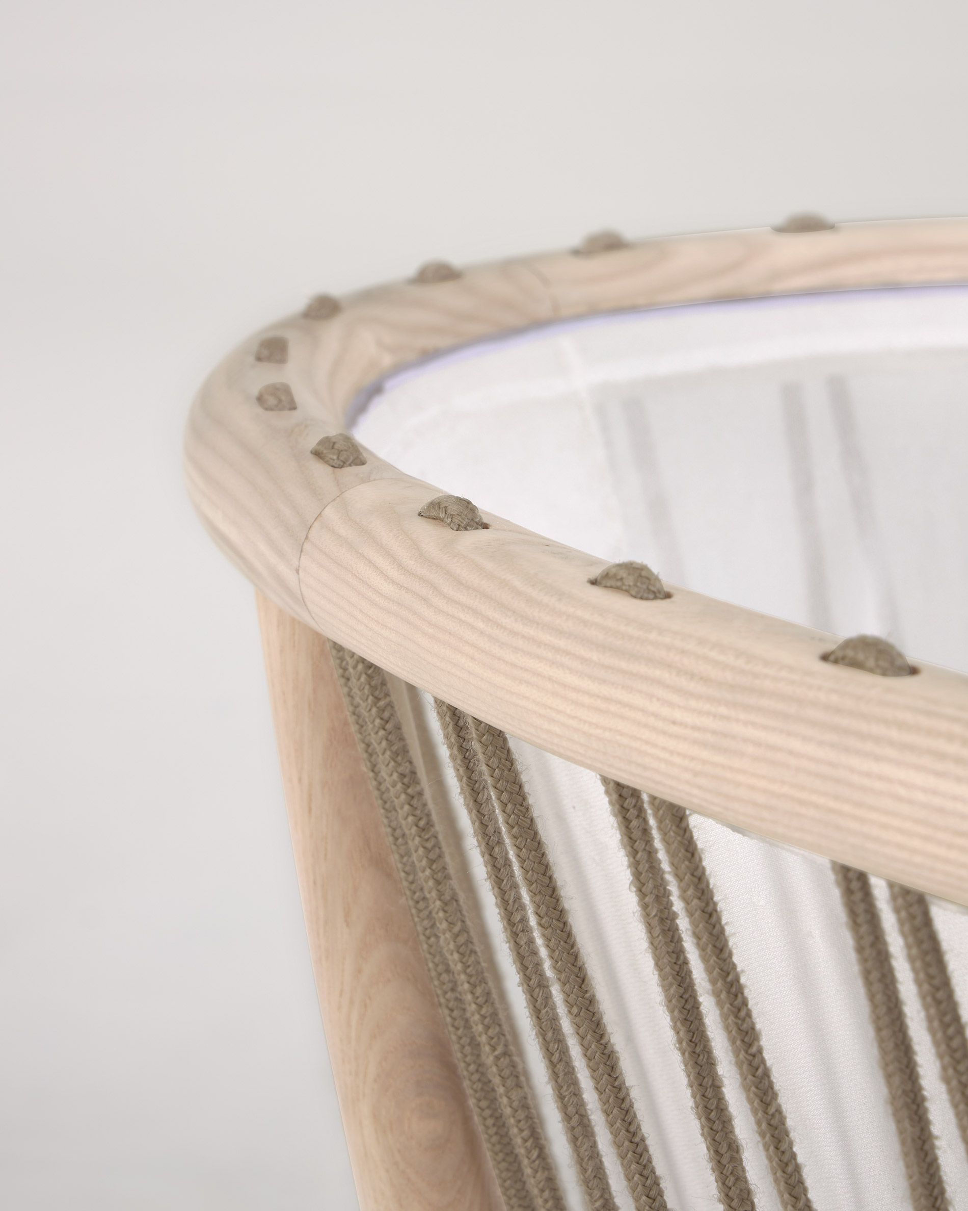 Het houten bedframe is gemaakt van stevig touw. 