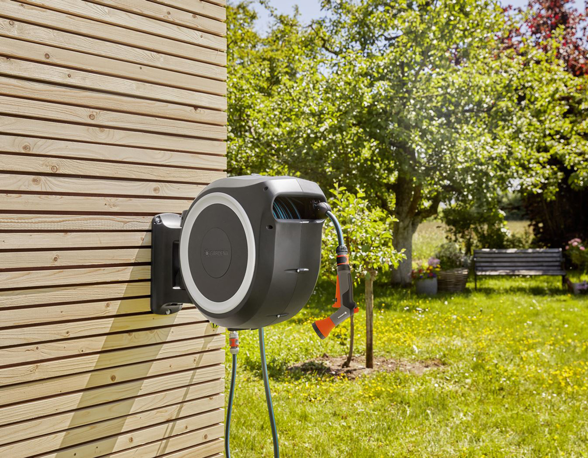 De GARDENA wandslangenbox RollUp voor aan de muur biedt ruimte voor tuinslangen van 15 tot 35 meter en is 180 graden draaibaar.