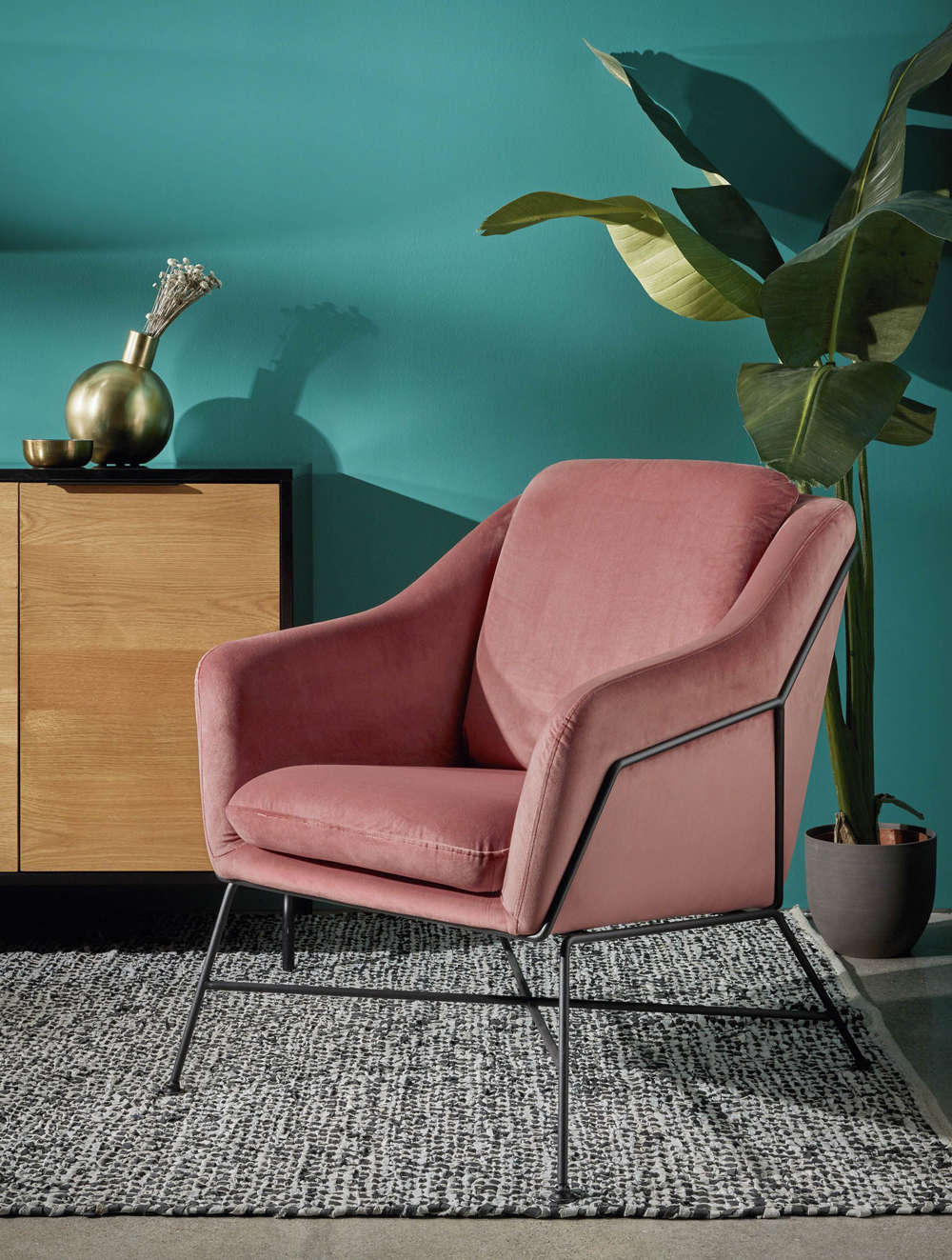 Een oud roze fauteuil is trendy in ieders een aangenaam en mooi meubel.