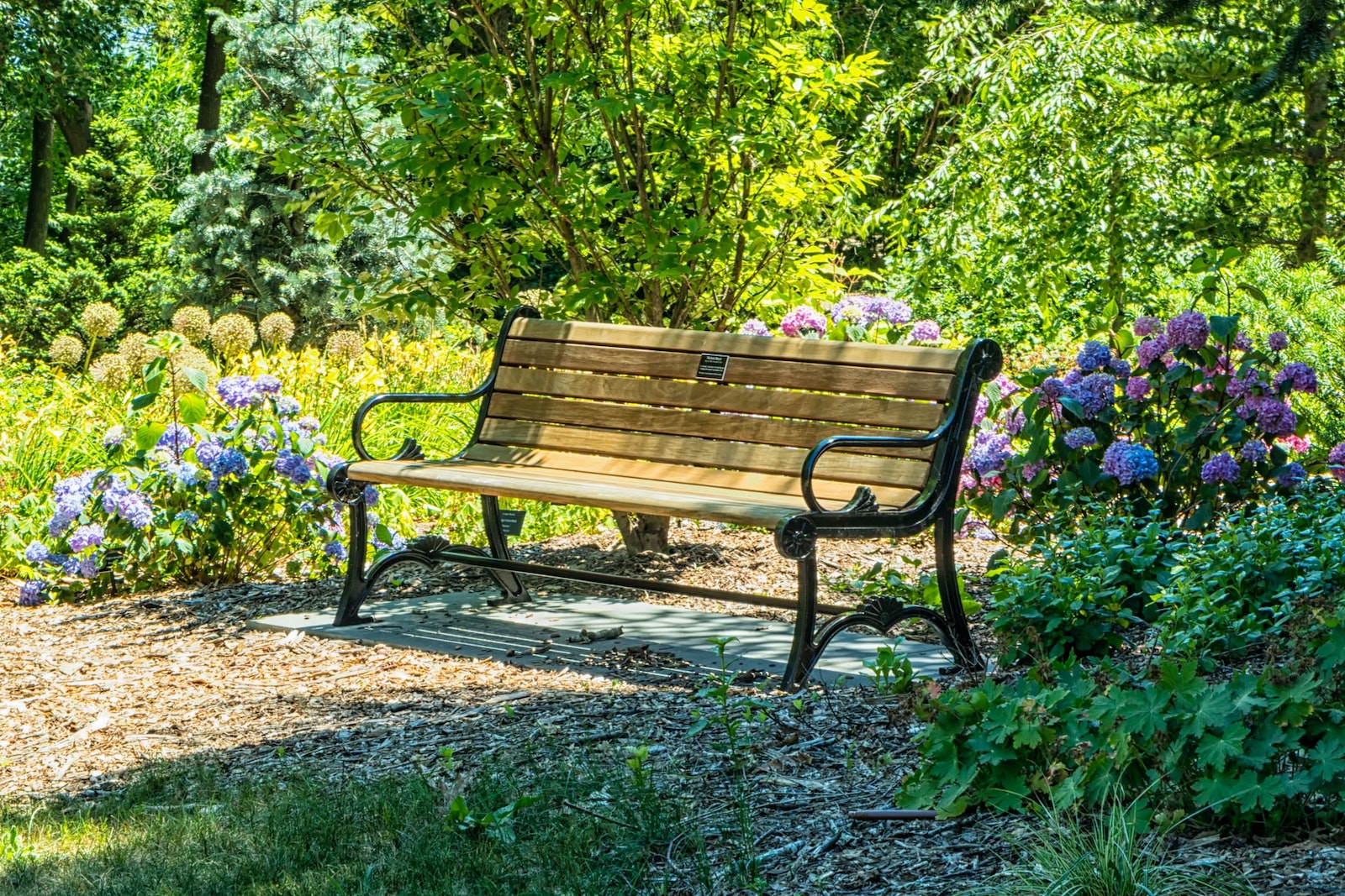 Houten tuinbank met een stalen frame.