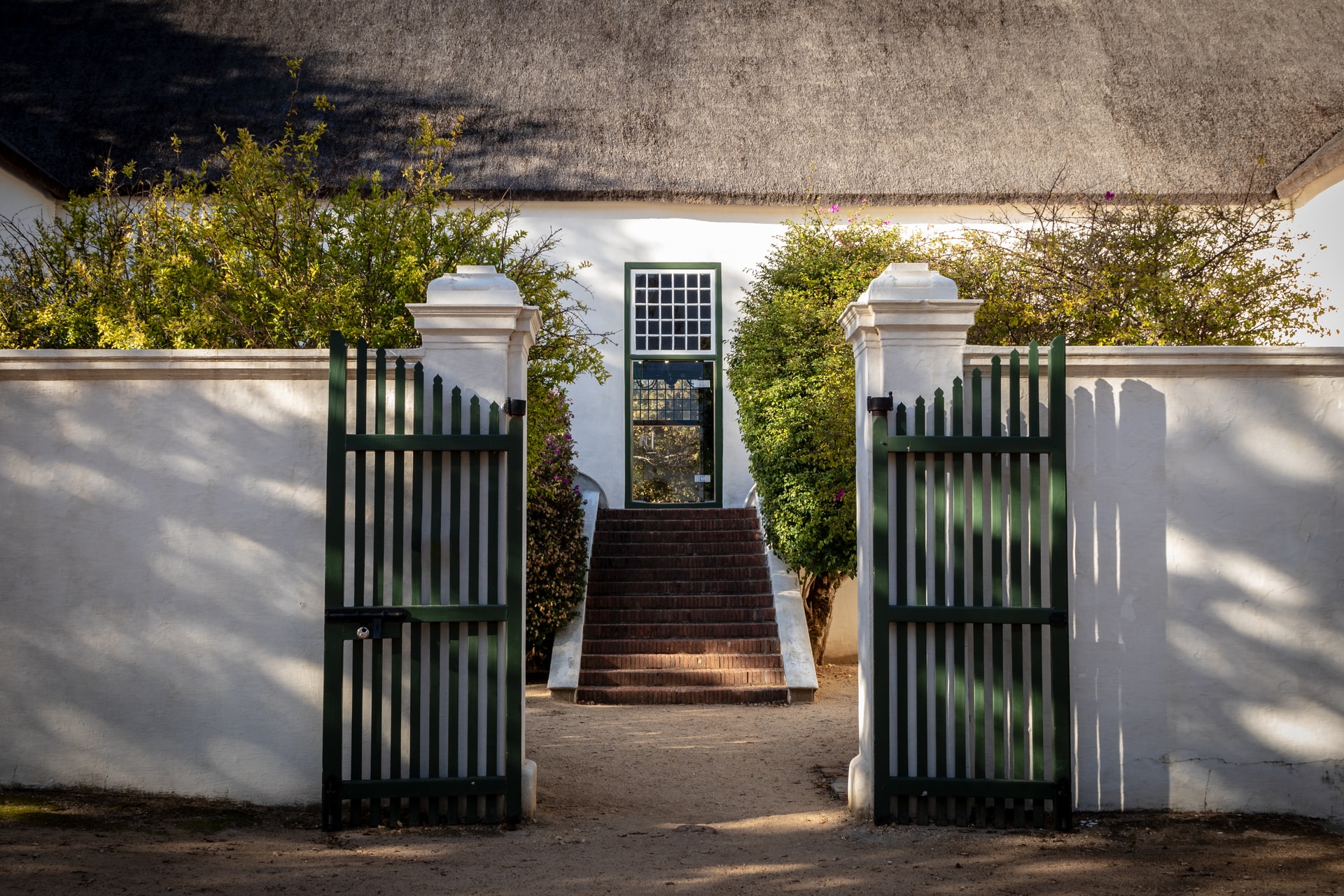 woonhome-tuinmuur-houten-tuinpoort-tuinhek-tuin-inspiratie-1.