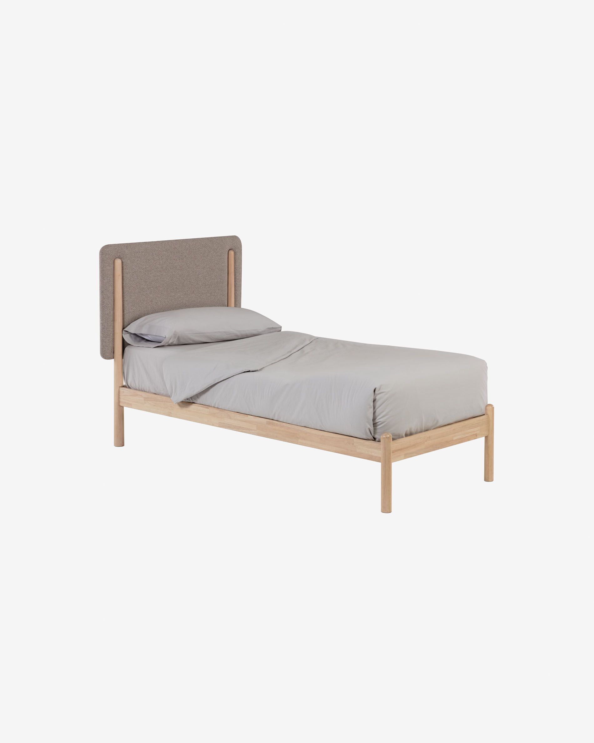 Het bed heeft een dankzij de ronde vormen en zachte materialen een rustige en neutrale uitstraling.