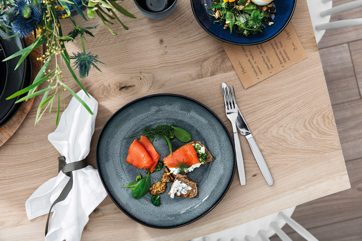 Verrijk een Scandinavisch interieur met natuurlijke materialen, rustige kleuren én organische vormen. Dit komt allemaal samen in de aardewerk vazen van Villeroy & Boch.