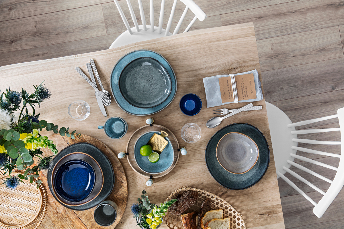 De perfecte match: blauw, bruin en groen. Deze kleuren komen allemaal samen in het Lave Home servies van Villeroy en Boch.