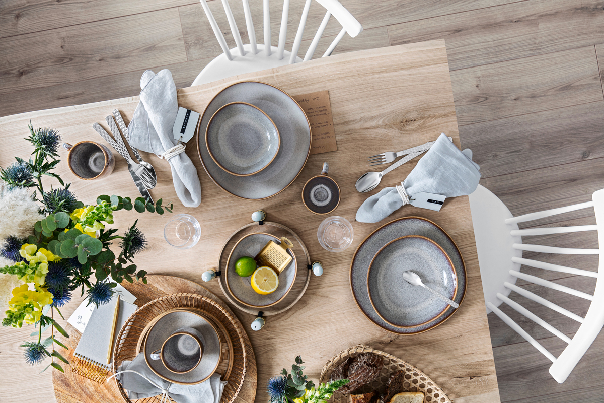 Kies een servies met een warme grijze kleur en bruin-beige accenten, voor een neutrale en natuurlijke look.