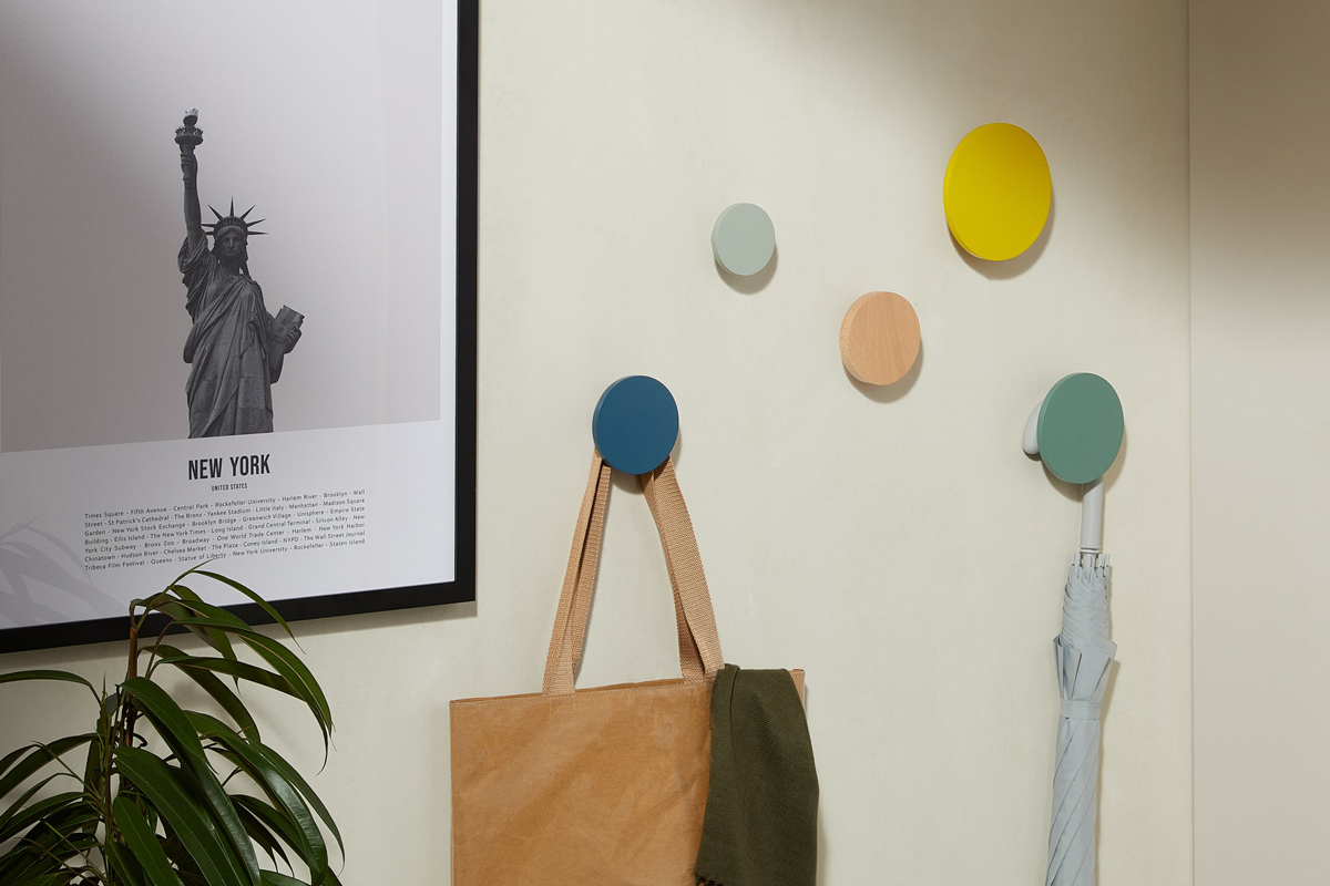 Geel, pastelgroen, blauw, lichtblauw en berkenhout: de Apartment wandhaken geven schwung aan de badkamer.