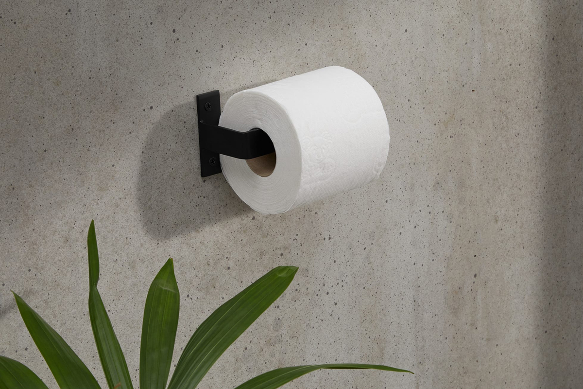 Een stijlvollere toiletrolhouder bestaat er niet. De Samson toiletrolhouder in industrieel zwart is smaakvol en simplistisch. Nu nog een mooi rolletje wc-papier eraan en de look is af.