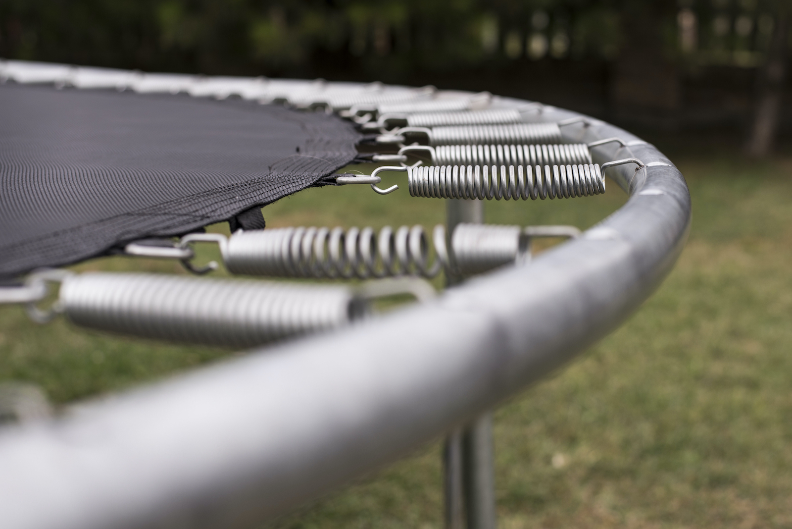 woonhome-kiezen-beste-trampoline-in-de-tuin-ronde-trampoline-op-poten-1