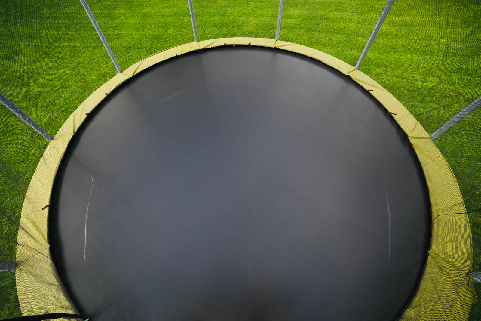 woonhome-kiezen-beste-trampoline-in-de-tuin-ronde-trampoline-op-poten-1