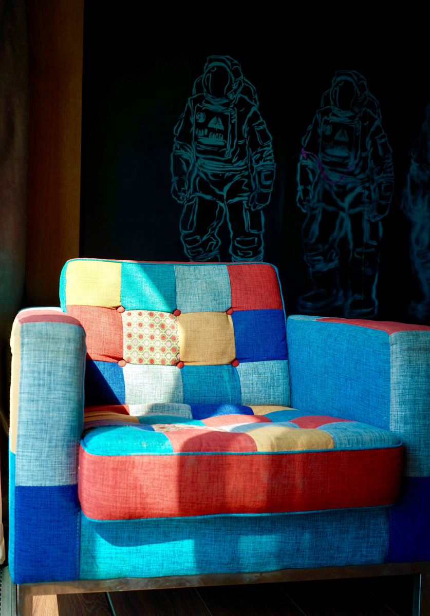 Een gestoffeerde fauteuil met patchwork bekleding.