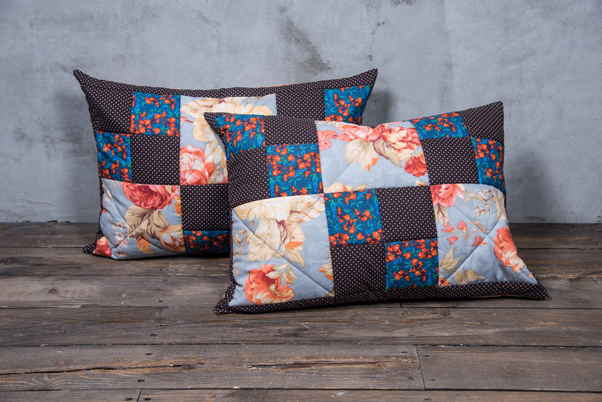 Uniek woontextiel met sierkussens van patchwork hoezen.