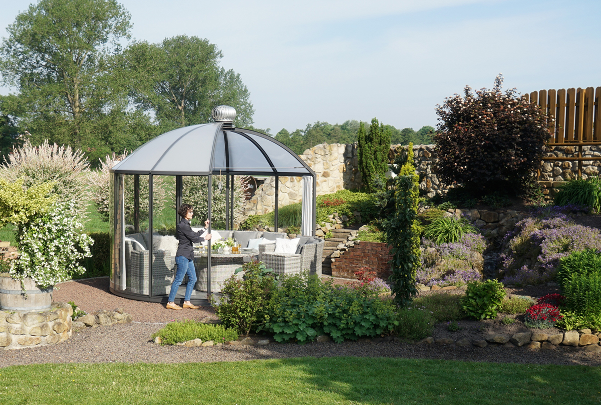 Het glazen paviljoen is ook volledig afsluitbaar. Zo kun je beschermd en beschut zitten.