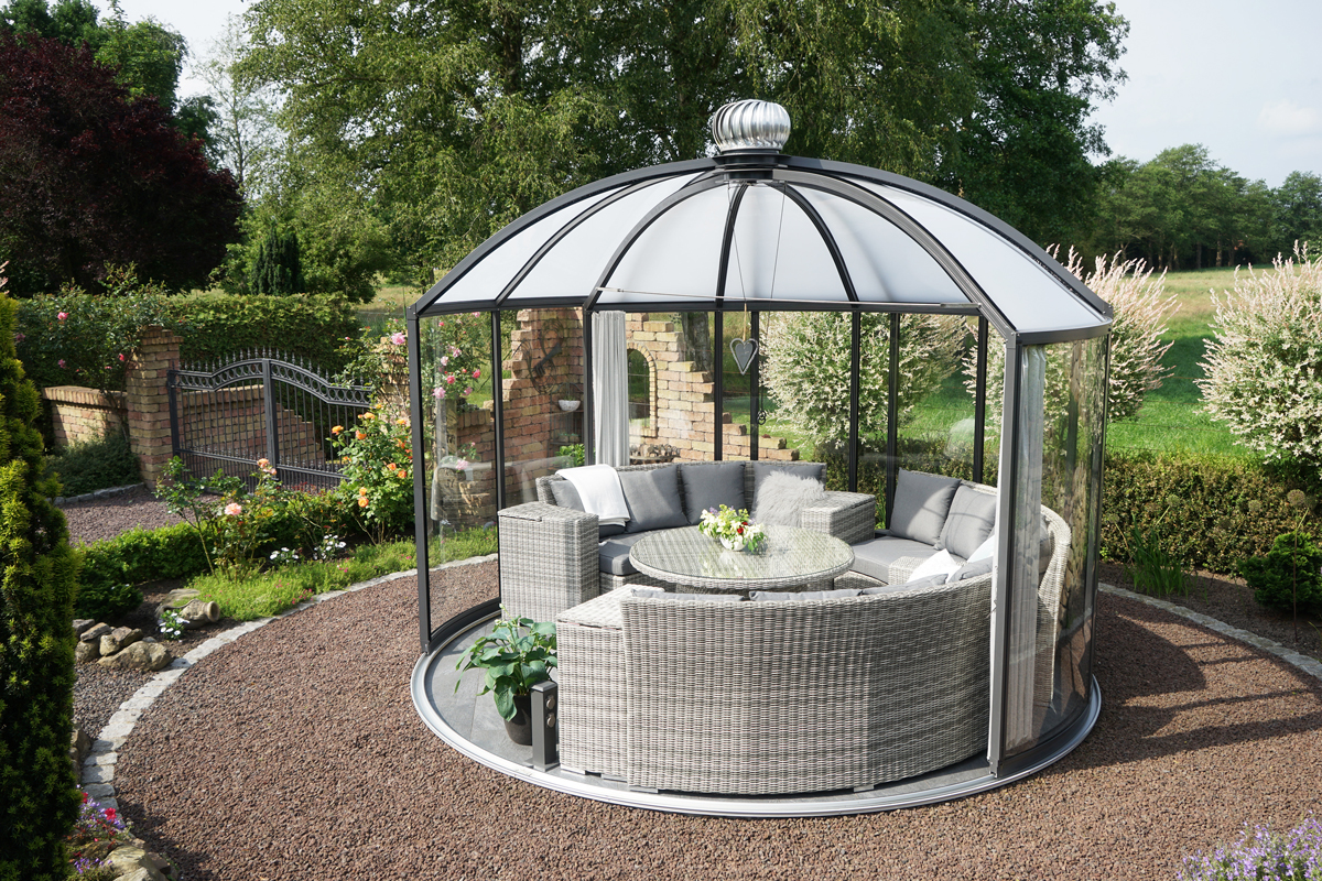 Deze ronde tuinpaviljoen bevat een speciaal zonweringsysteem voor de bescherming tegen de felle zon.