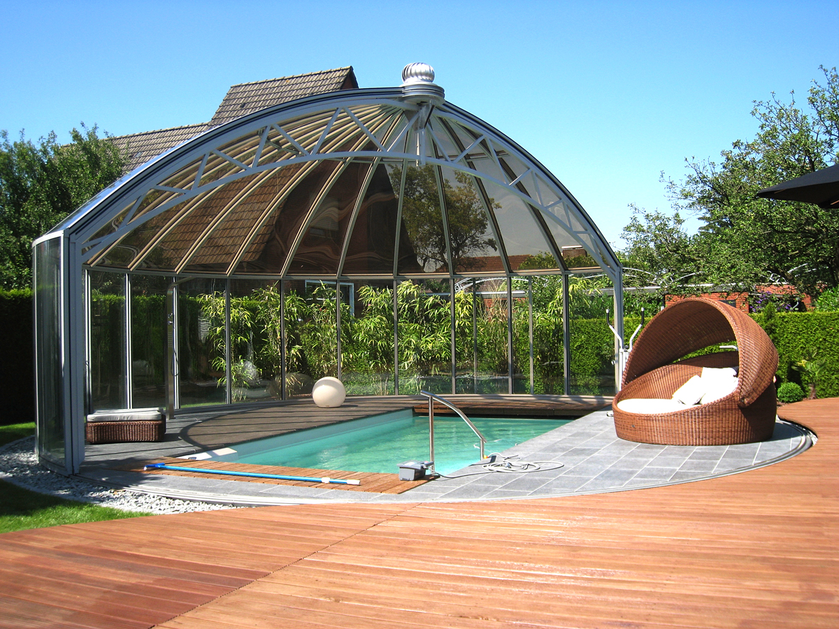 Gebruik het glazen tuinpaviljoen om je loungeset neer te zetten. Óf als luxe overkapping van je zwembad of jacuzzi. 