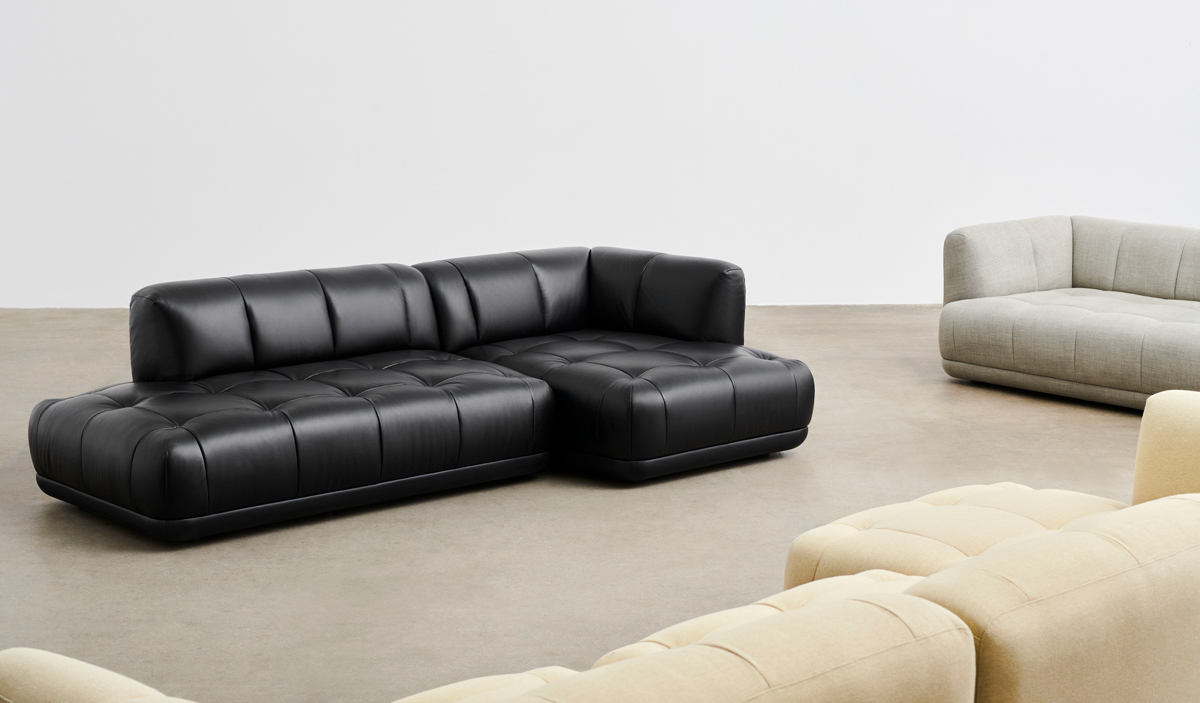 De Quilton sofa is ook verkrijgbaar met zwart leren bekleding.