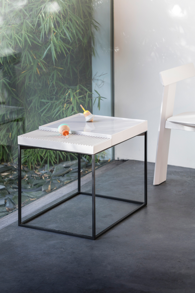 Mooi contrast: het zwarte onderstel van de Terrace tafel is gemaakt van gepoedercoat staal en heeft een matte finish. De tafelbladen zijn gemaakt van geglazuurd keramiek.