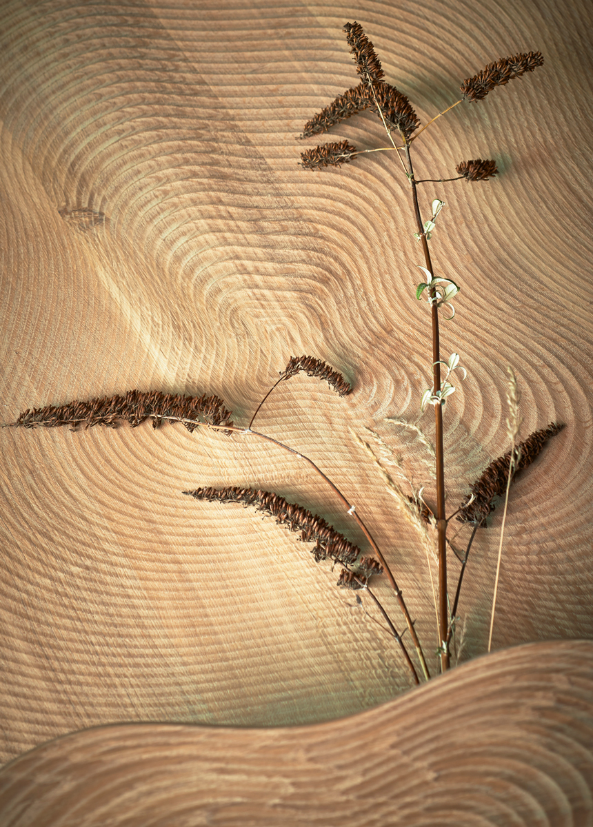 Designer Roderick Vos liet zich voor het ontwerp van de tafel inspireren door de natuur en het patroon dat golven achterlaten op het strand.