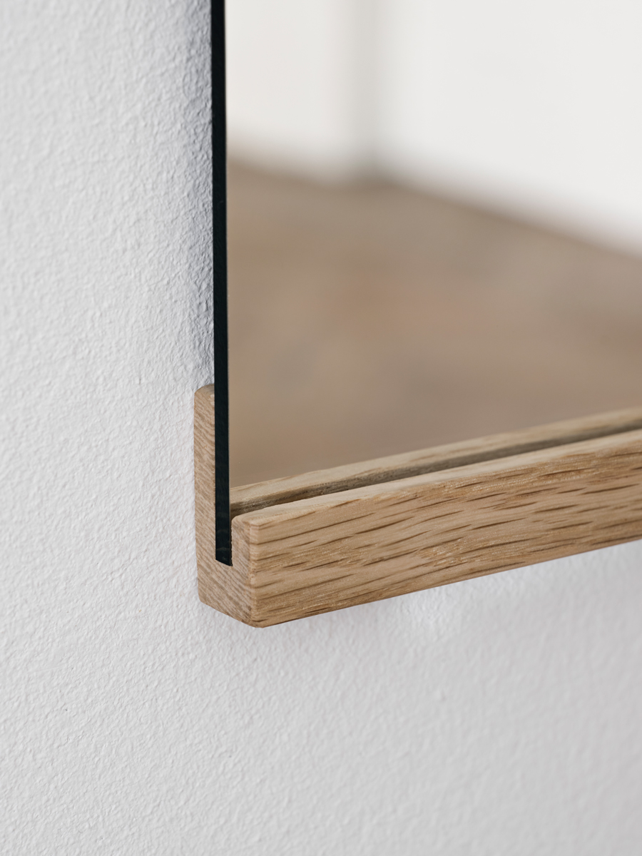 De MOEBE Retangular Wall Mirror heeft een minimalistisch ontwerp met verfijnde details.