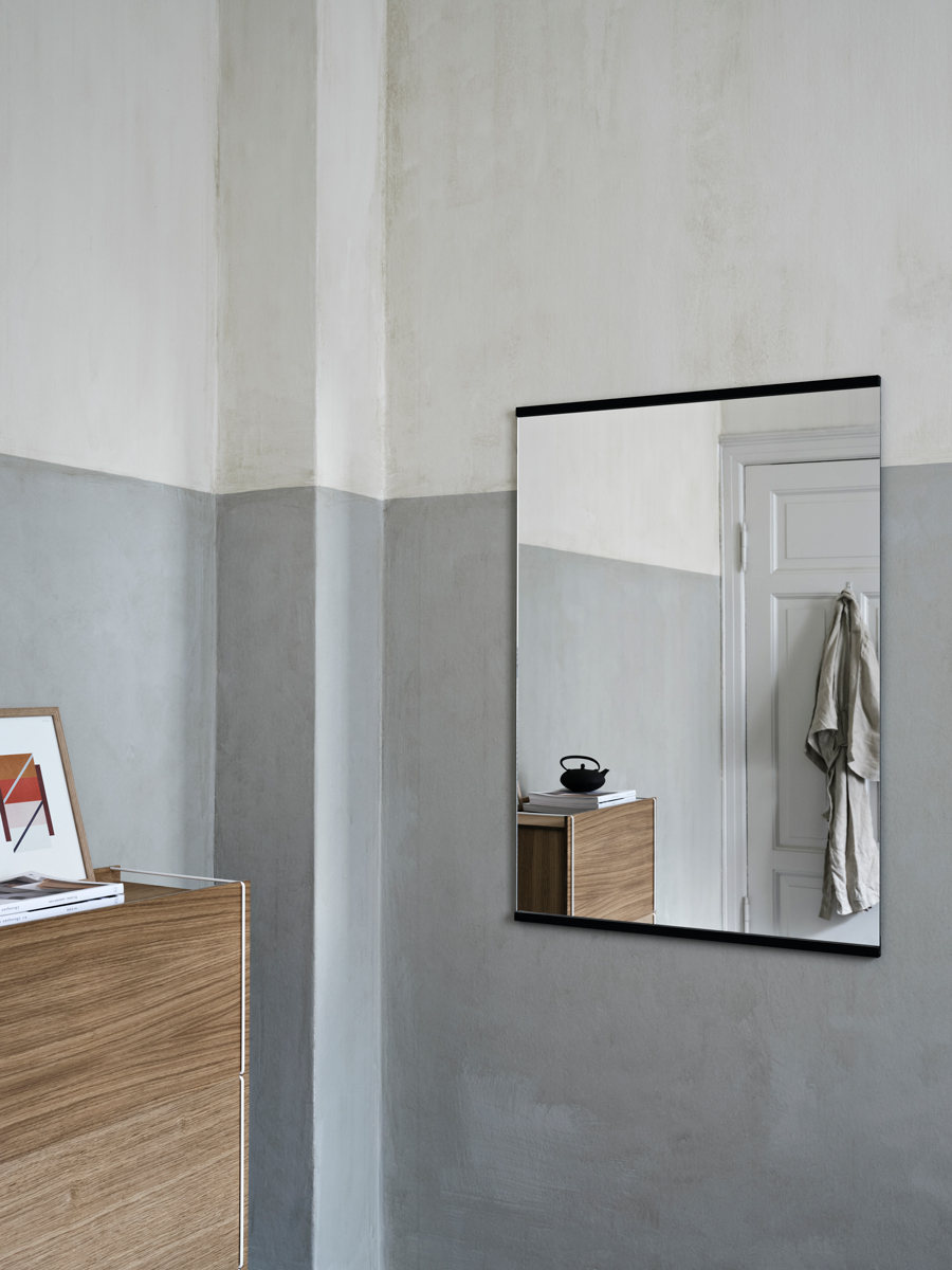 De Deense designstudio MOEBE heeft een ultiem strakke wandspiegel in haar collectie met de MOEBE Retangular Wall Mirror.