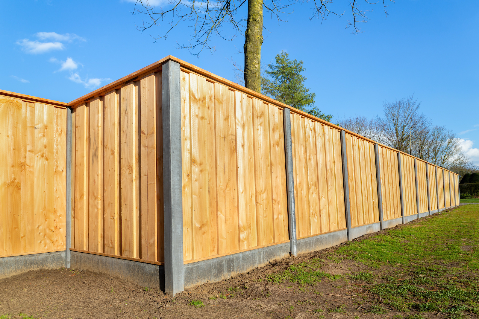 woonhome-hout-beton-schutting-plaatsen-houtbetonschutting-tuin-inspiratie-1