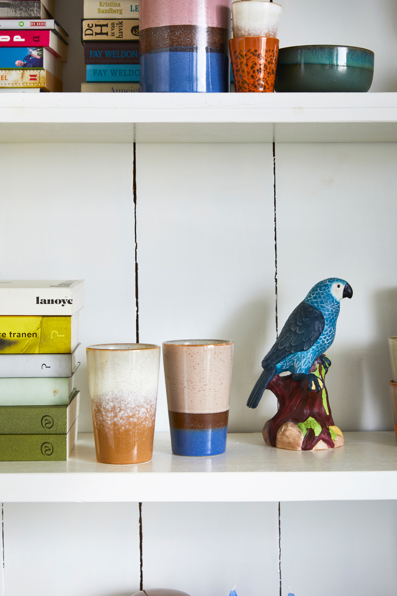 Geef je kamer een hippe hippie make-over met de 70's ceramics collectie van HKliving.