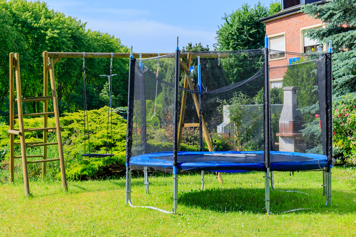 woonhome-kindvriendelijke-tuin-trampoline-tuininspiratie-speeltoestellen-1