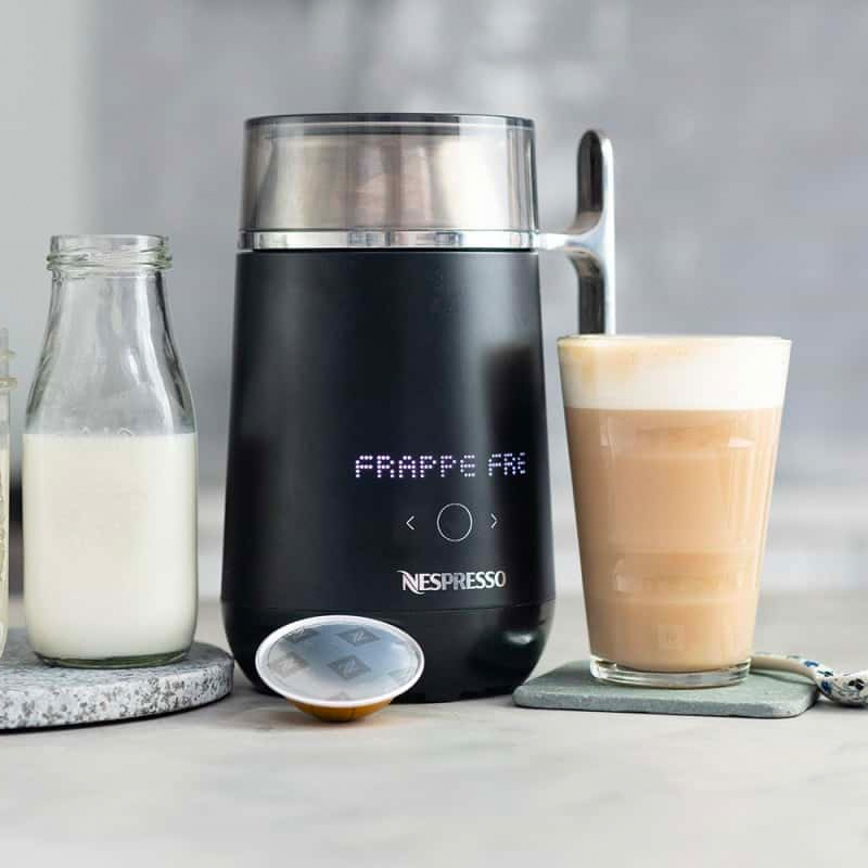 Zelfs een ice frappé is mogelijk om te maken met de Nespresso Barista melkopschuimer.