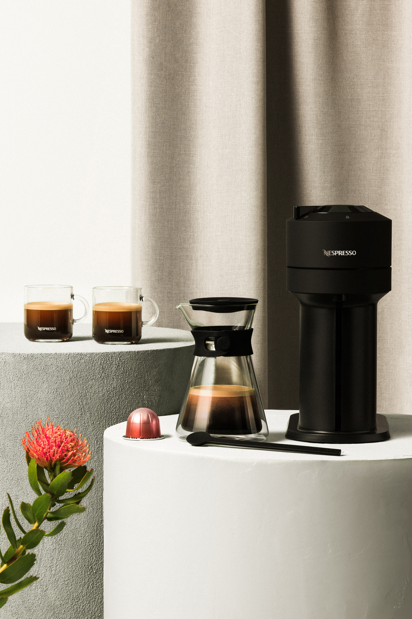 De Nespresso Vertuo Next koffiemachine Nespresso is verkrijgbaar met een mat zwarte afwerking.