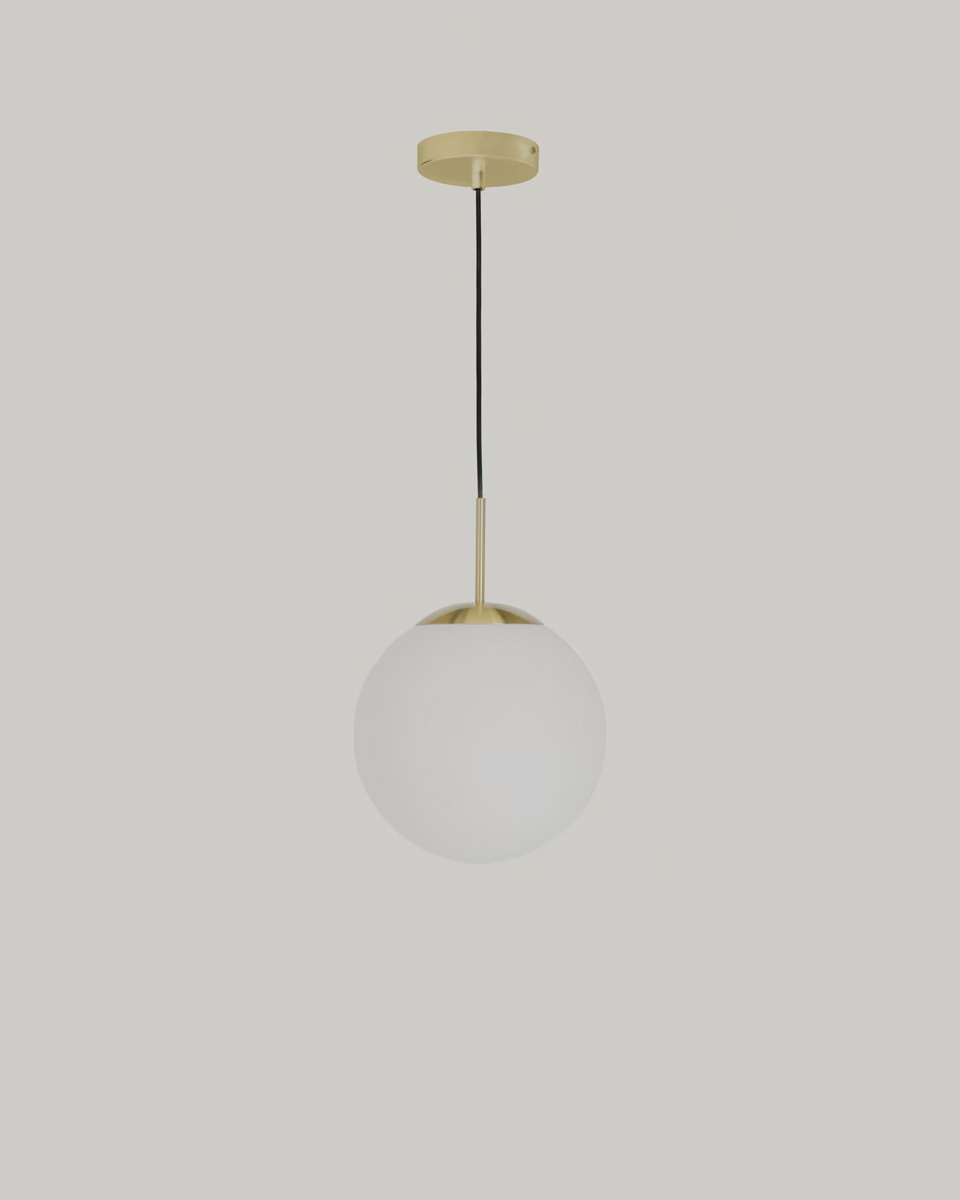 Gave, moderne bollamp. De bolvormige hanglamp heeft mat witglas en koperen accenten. 