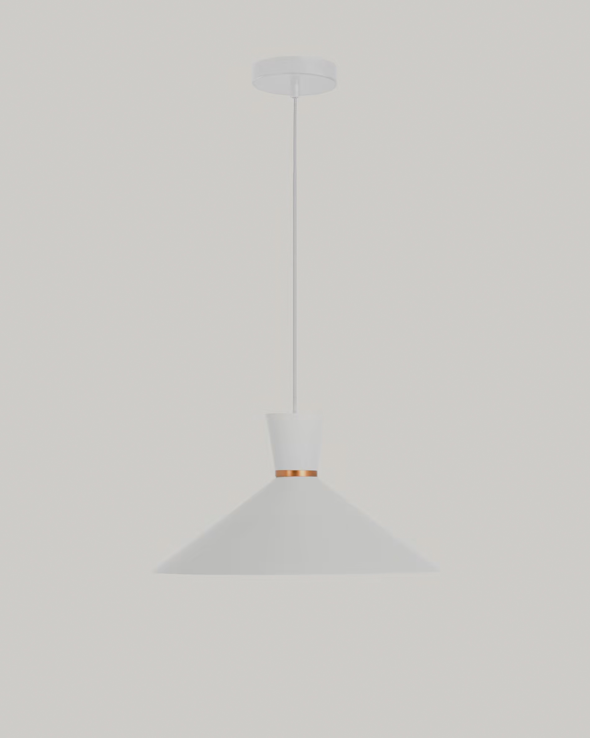 Deze plafondlamp is een en al geometrie. Prachtig in een Scandinavisch interieur. De koperen rand maakt de lamp helemaal af.