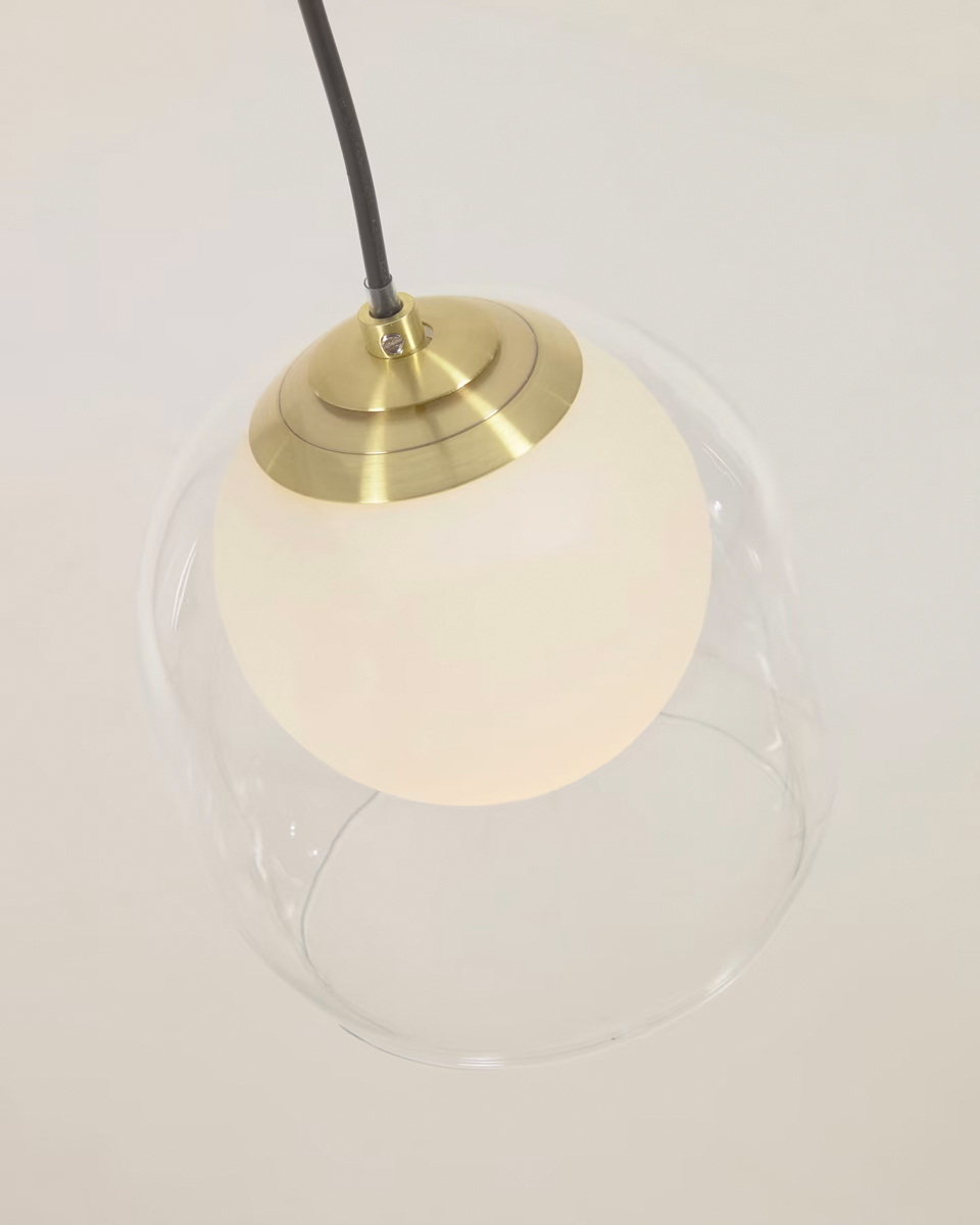 De matglazen bol van deze hanglamp heeft een glazen lampenkap wat de lamp een moderne gelaagdheid geeft. Net als de zon, brengt de moderne lamp een warme gloed in de kamer.