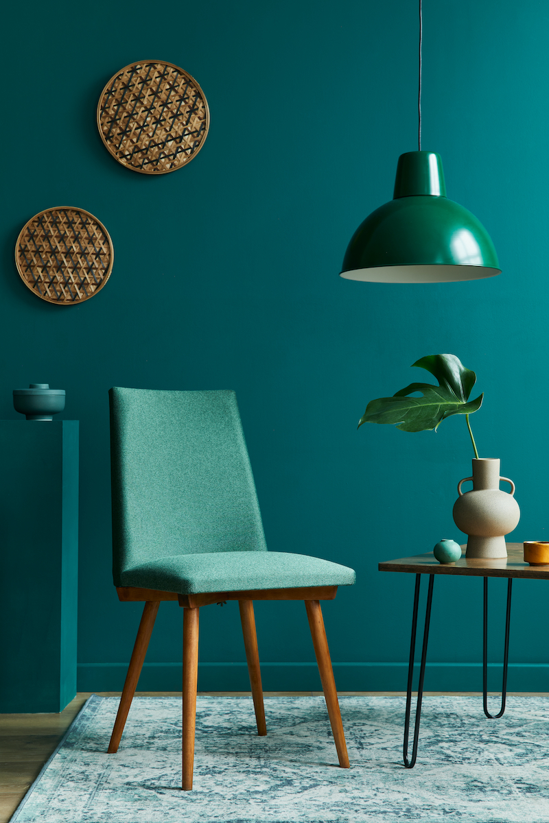 woonhome-groene-hanglamp-sfeerverlichting-gekleurde-muur-interieur-inspiratie-1.jpg